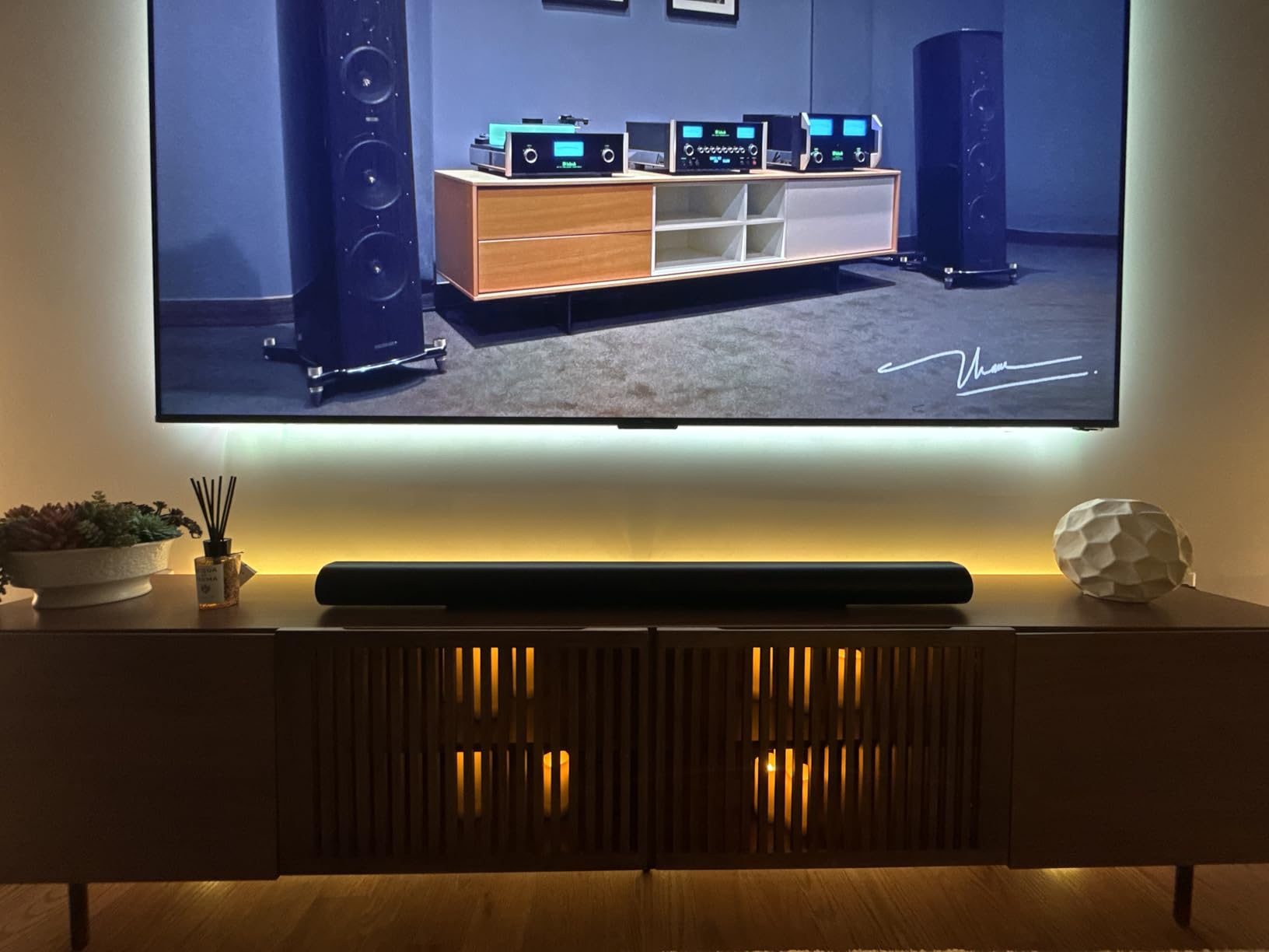 Arc Ultra Soundbar with Dolby Atmos - Black | Dolby Atmos | 9.1.4 Surround Sound for TV and Music | Alexa | Works with Sonos Sub 4 & Era 300 | Sound Motion technology customer photo 2
