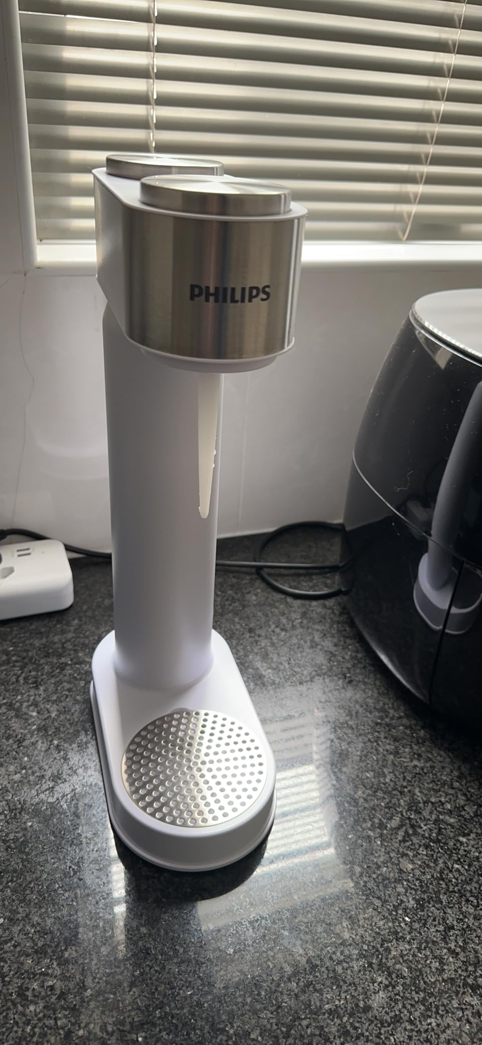 Philips Sparkling Water Maker & Soda Streaming Machine, ADD4902BKOQ/37 | Soda Maker with 1L PET BPA-Free Quick Twist Carbonating Bottle, Compatible with 60L CO2 Cylinder (Cylinder Not Included) customer photo 1