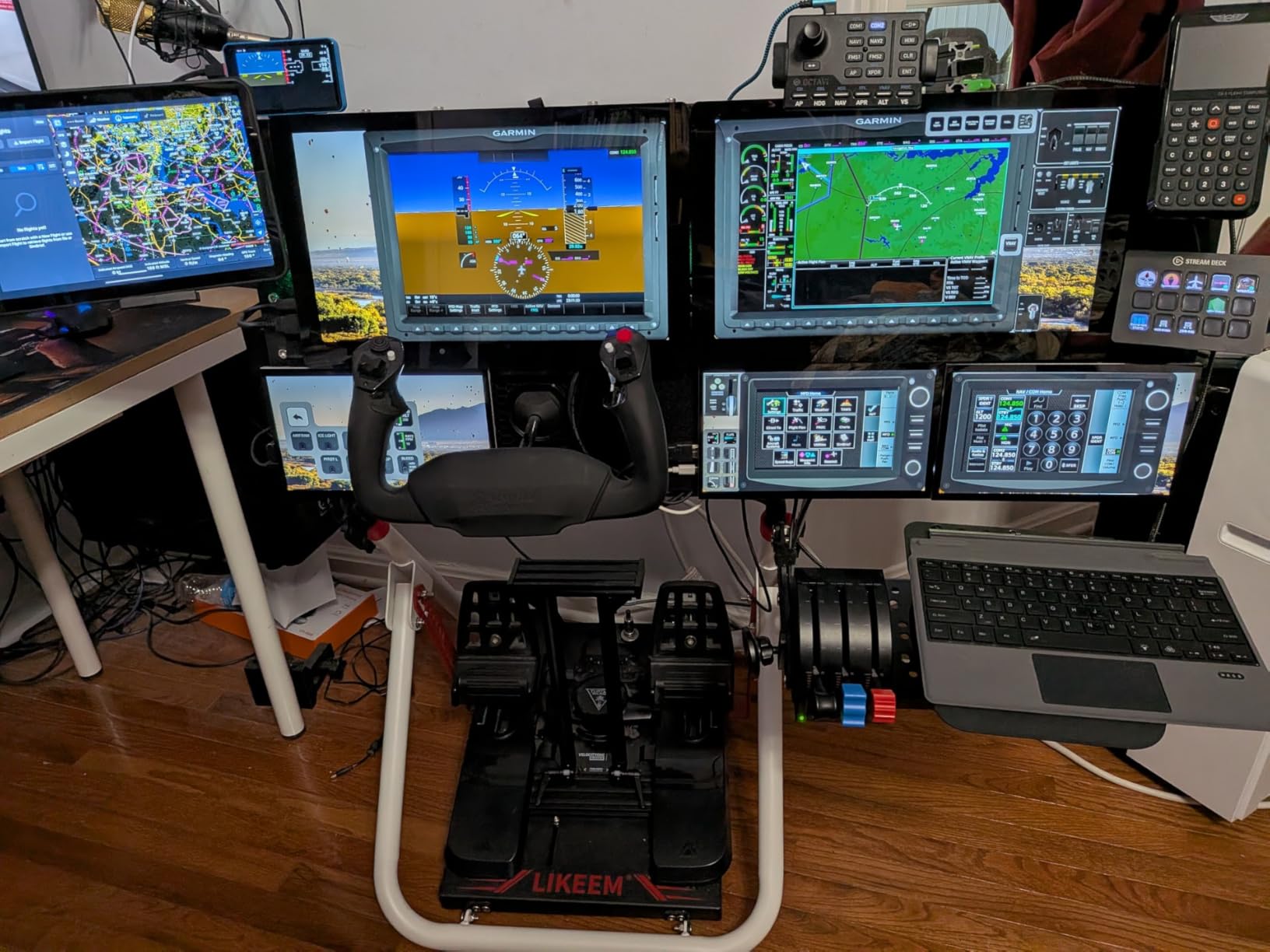 Honeycomb Alpha LITE | Compact yoke for flight simulation, 180 rotation, programmable buttons, sturdy steel shaft customer photo 1
