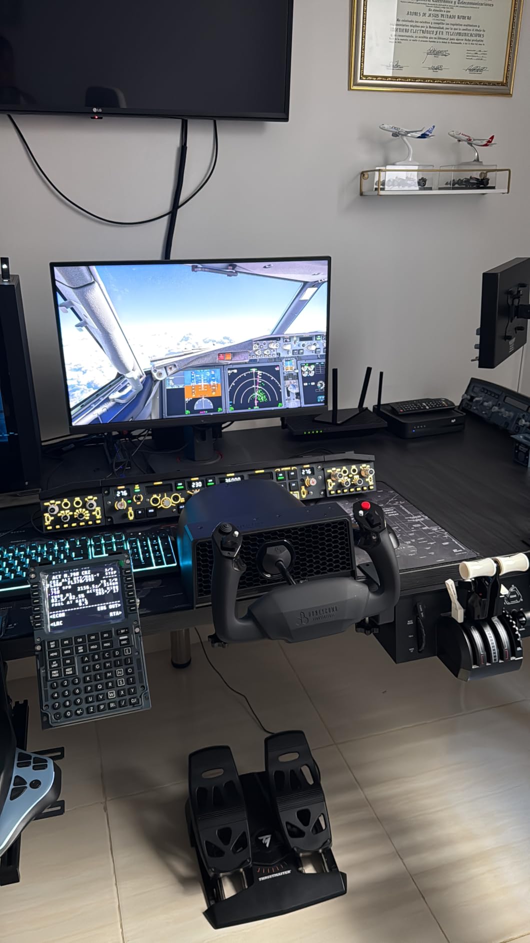 Honeycomb Alpha LITE | Compact yoke for flight simulation, 180 rotation, programmable buttons, sturdy steel shaft customer photo 2
