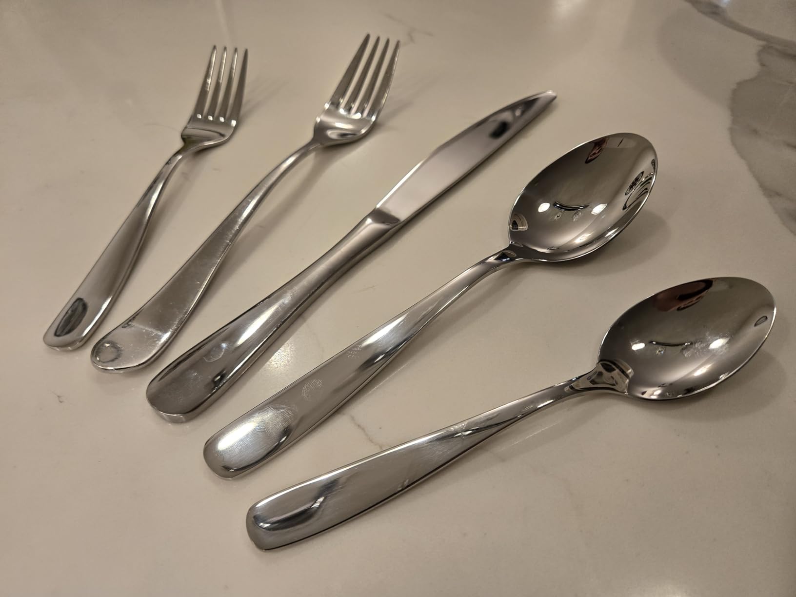 18/10 Silverware Set for 8, 40 Piece Stainless Steel Flatware Set Cutlery, Rust Proof Mirror Polished Knives Forks Spoons Utensils, Dishwasher Safe for Dinner Home Kitchen, Wedding Party customer photo 1