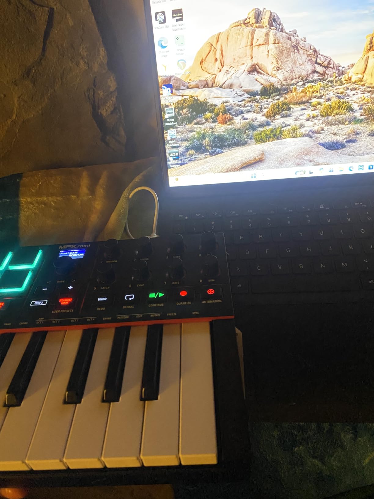 Akai Professional MPK Mini IV 25-Key USB-C MIDI Keyboard Controller, Black | Velocity-Sensitive Mini Keys, 8 MPC Pads, 360° Knobs, Chord and Scale Mode, for Beat Makers, Music Production customer photo 2