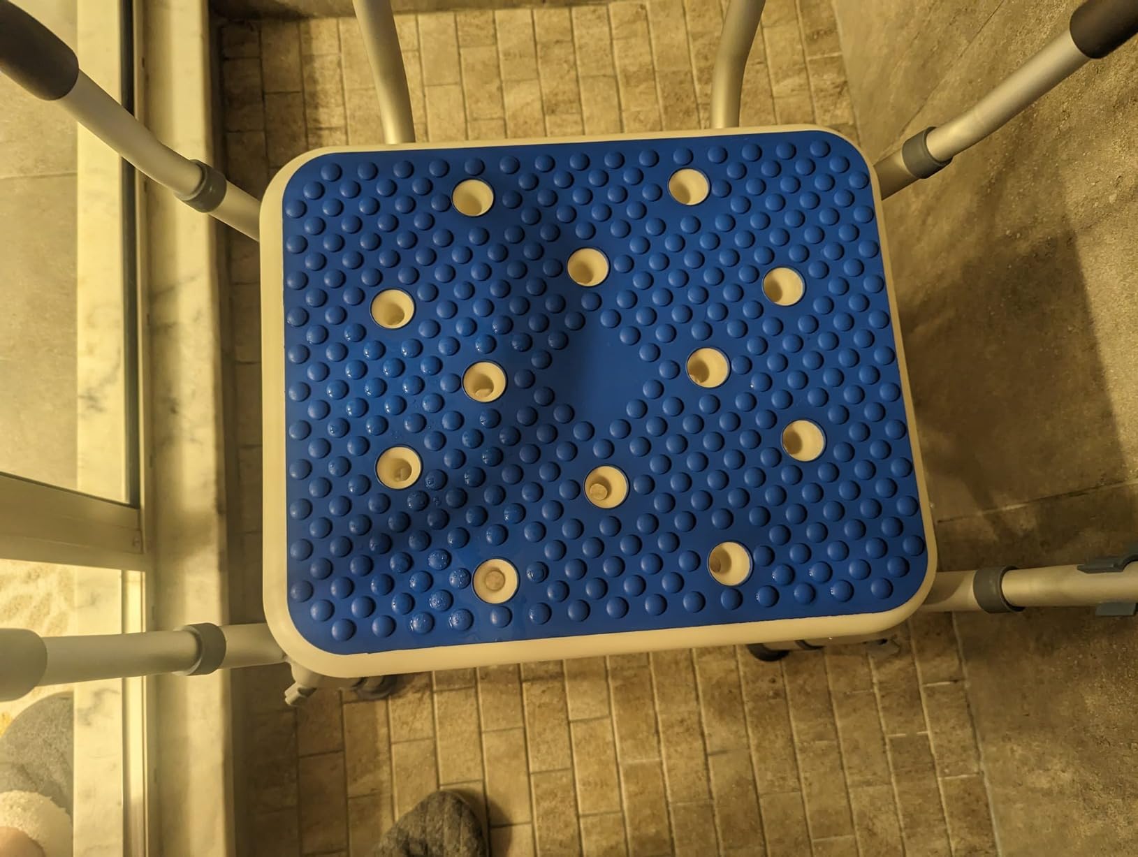 KingPavonini 360° Swivel Shower Chair for Inside Shower, 550 LB Heavy Duty | Stable Flat Tube Frame, Shower Chair for Elderly and Disabled, 360° Swivel with 90° Lock, M-Shaped Anti-Slip Seat, Tool-Free customer photo 1