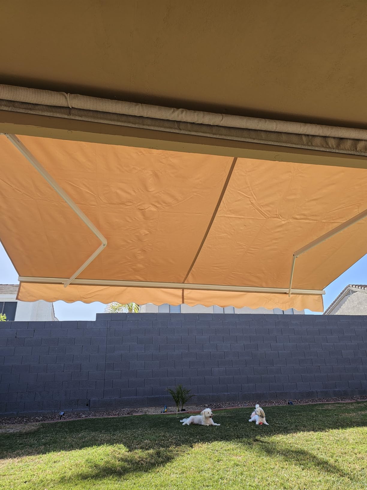 VEVOR Manual Retractable Awning, 13.1' x 9.8' Outdoor Patio Awning Retractable Sun Shade, Patio Door Window Water-Resistant Polyester Sunshade Shelter with Crank Handle for Deck, Balcony, Yard, Gray customer photo 2