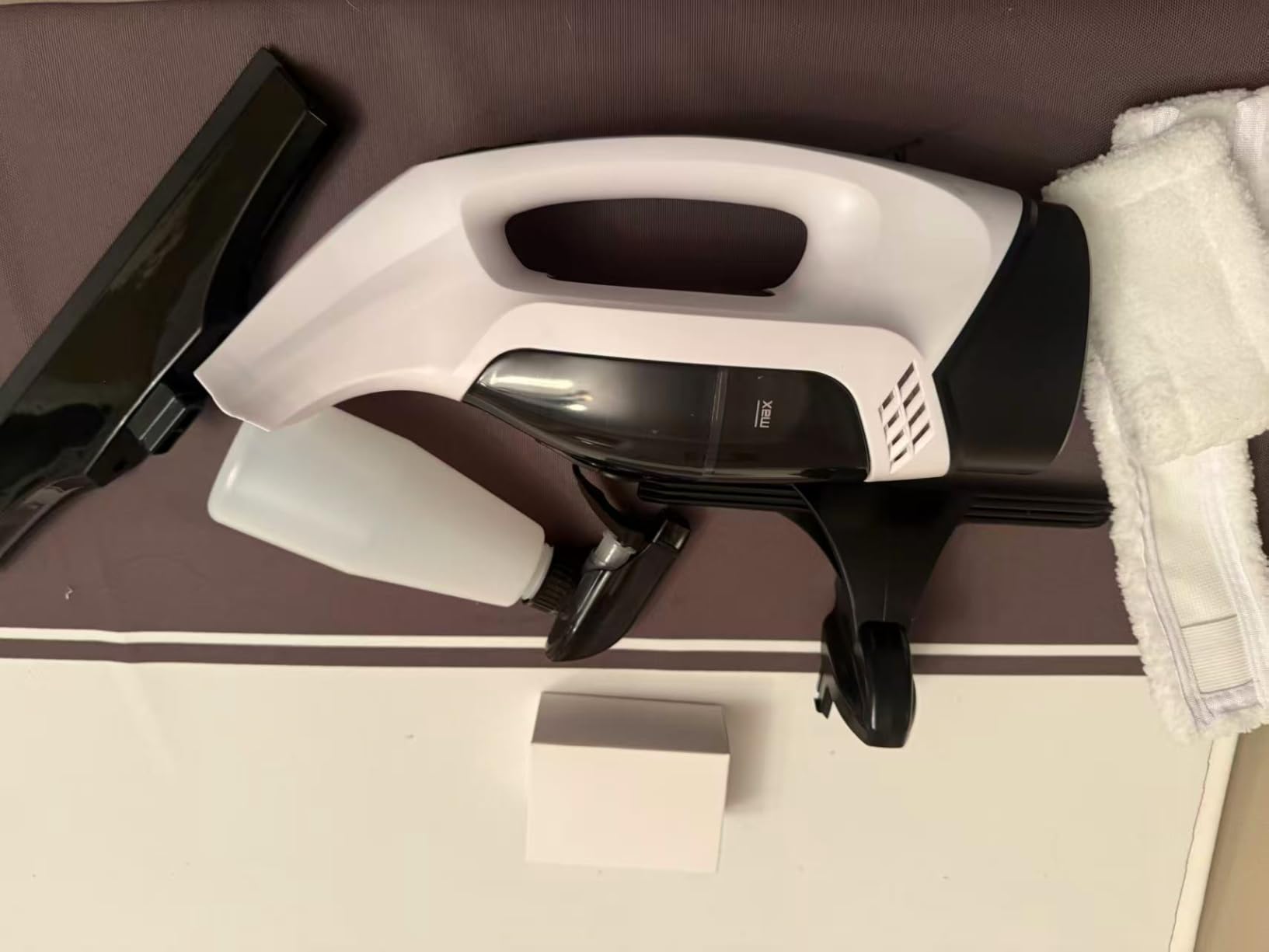 Window Vacuum Squeegee with Extendable Pole 31-40
