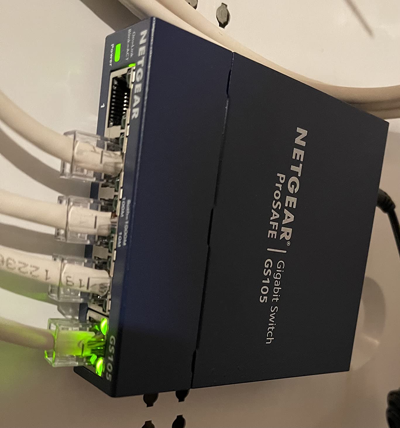 NETGEAR 5-Port Gigabit Ethernet Unmanaged Network Switch (GS105NA) customer photo 2
