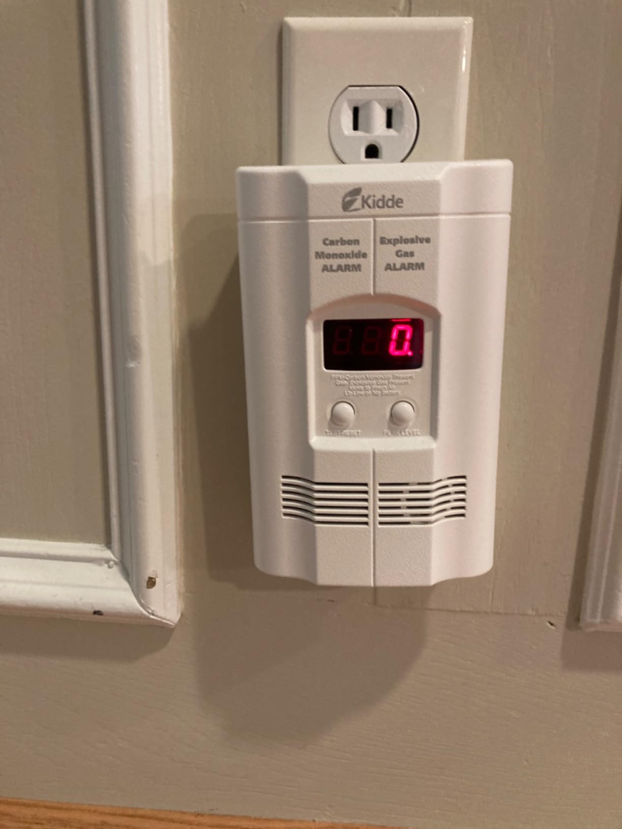 Kidde Carbon Monoxide Detector, Propane, Natural, Methane, & Explosive Gas Alarm, Plug-in Wall with 9-Volt Battery Backup, Digital LED Display customer photo 1