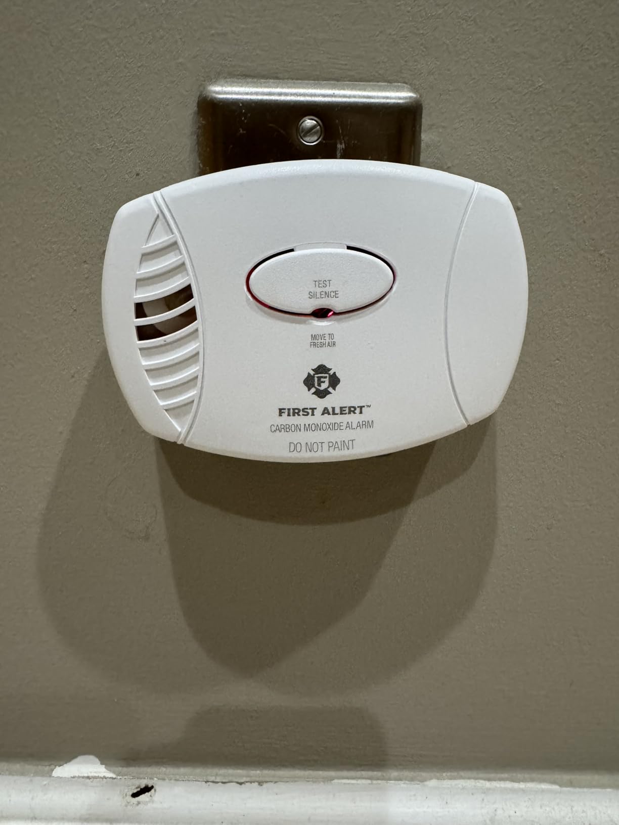 FIRST ALERT CO605 Plug-in Carbon Monoxide Detector with Battery Backup, White | CO606, 9V Battery Backup customer photo 1