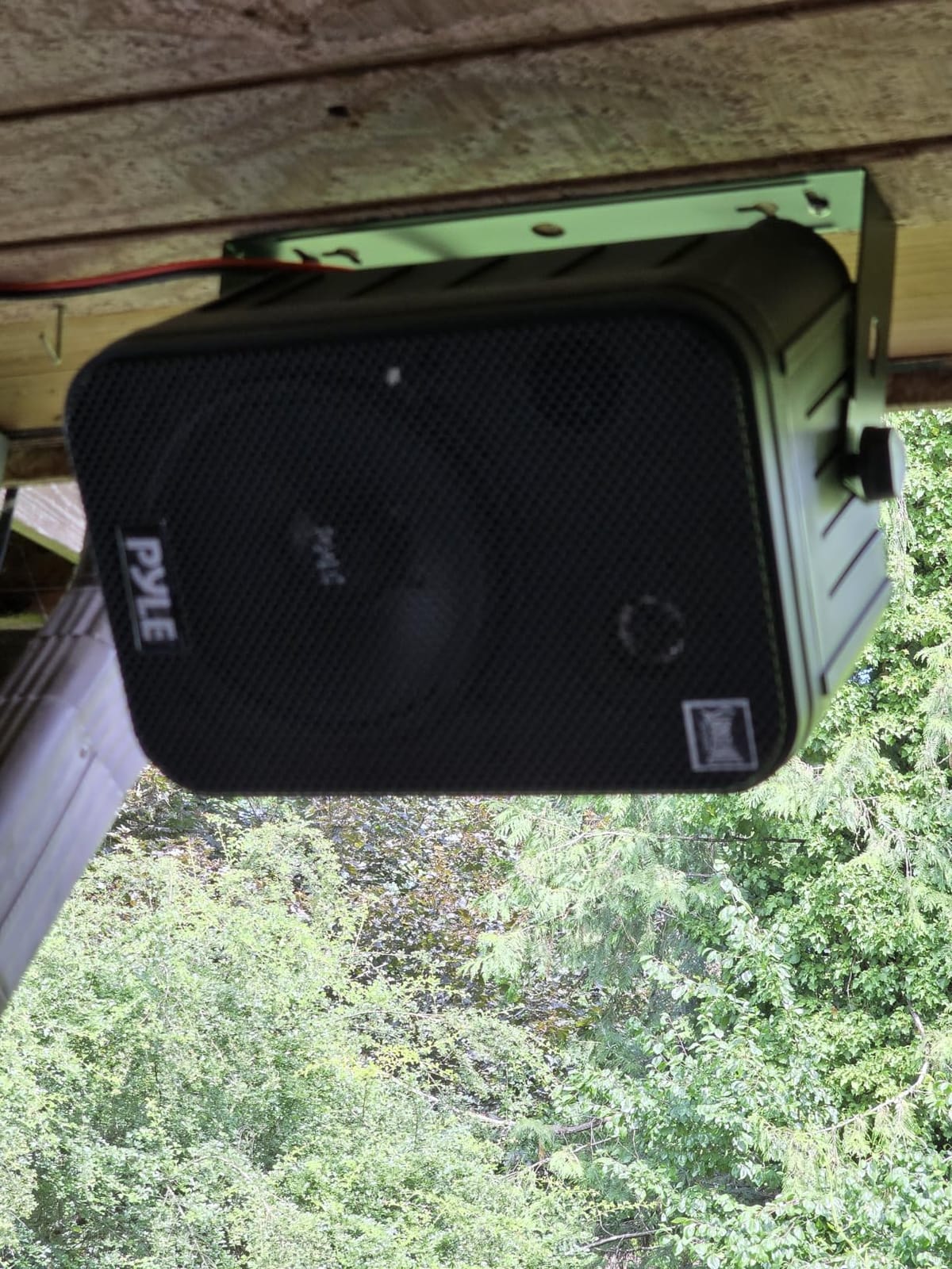 Dual Waterproof Outdoor -Speaker System - 6.5 Inch Pair of Weatherproof Wall / Ceiling Mounted -Speakers Heavy Duty Universal Mount - Use in the Pool, Patio, Indoor - Pyle PDWR50B (Black) customer photo 1