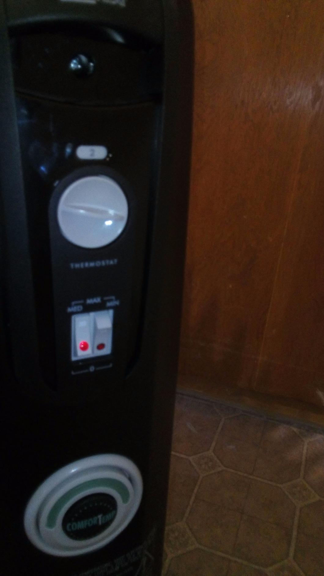 De'Longhi Oil Filled Radiator Heater, 1500W Electric Space Heater for Indoor Use, Portable Room Heater, Energy Saving, Full Room Like Office and Bedroom with Safety Features, EW7707CM customer photo 2