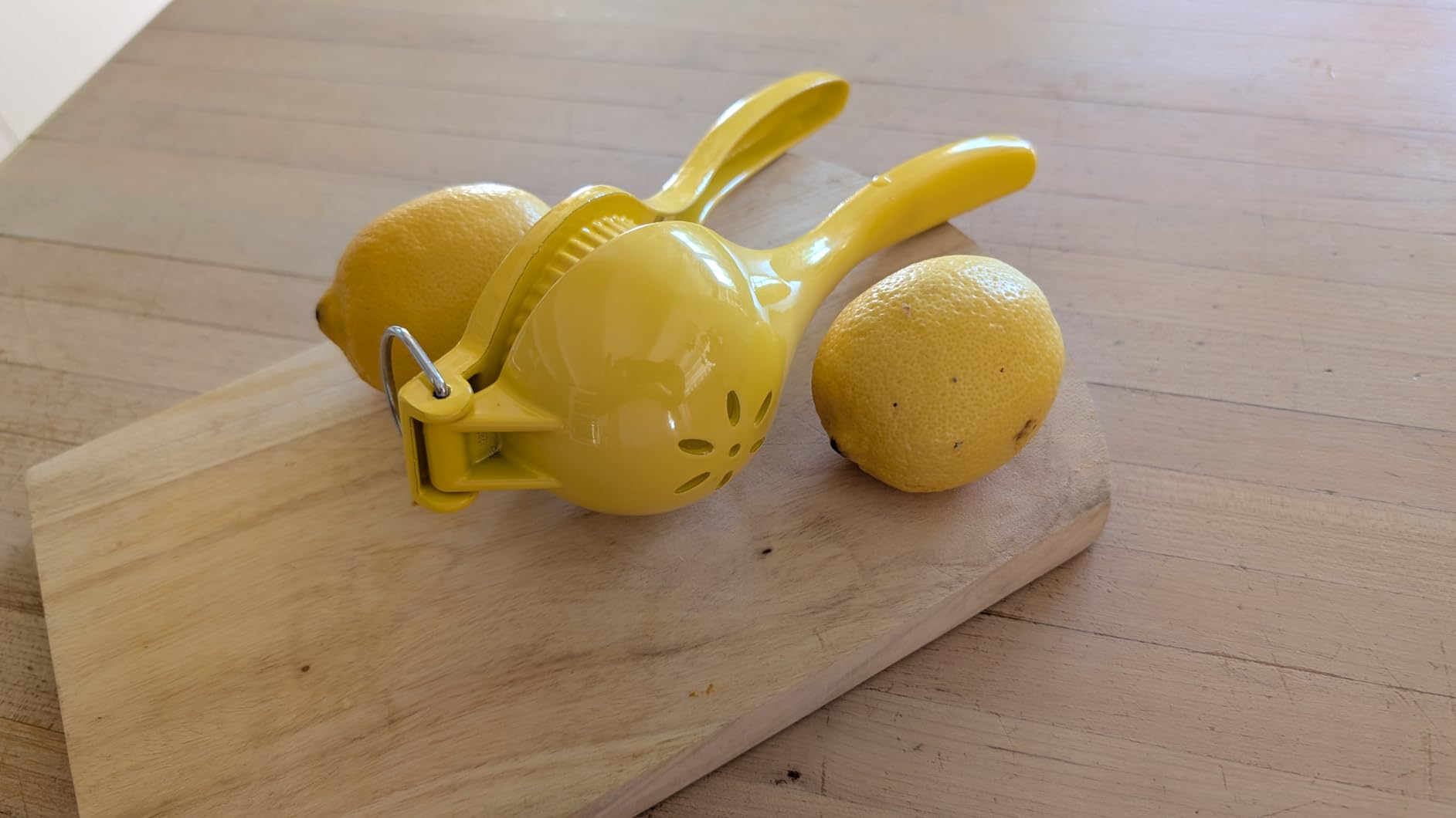 IMUSA Lemon or Lime Manual Squeezer, Citrus Juicer for Max Extraction, Green customer photo 1