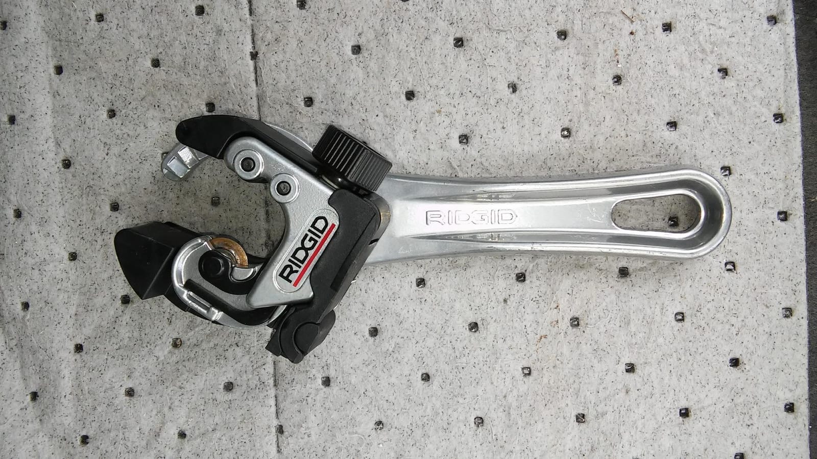 RIDGID 32573 Model 118 2-in-1 Close Quarters Tubing Cutter for 1/4