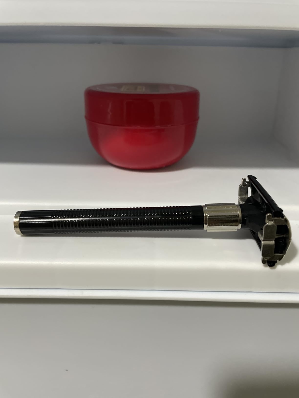 Feather Popular Double Edge Razor - Traditional Butterfly Safety Razor for Close Shaving - For Men, Wet Shavers & Barbers - Includes 2 Hi-Stainless Replacement Blades - Made in Japan customer photo 1