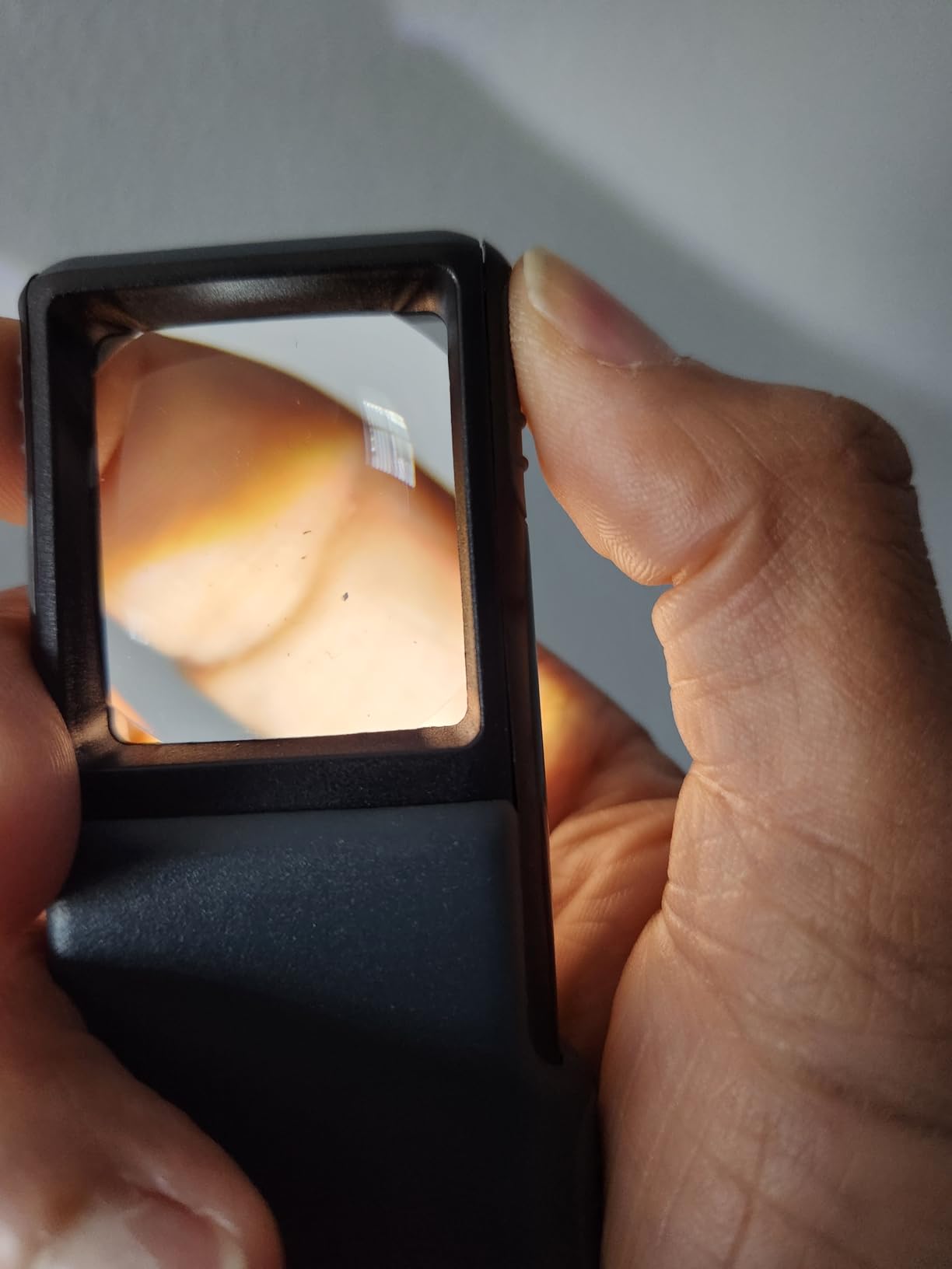 Carson MiniBrite LED Lighted Slide-Out Aspheric Magnifier with Protective Sleeve (PO-55), 5X, Gray customer photo 1