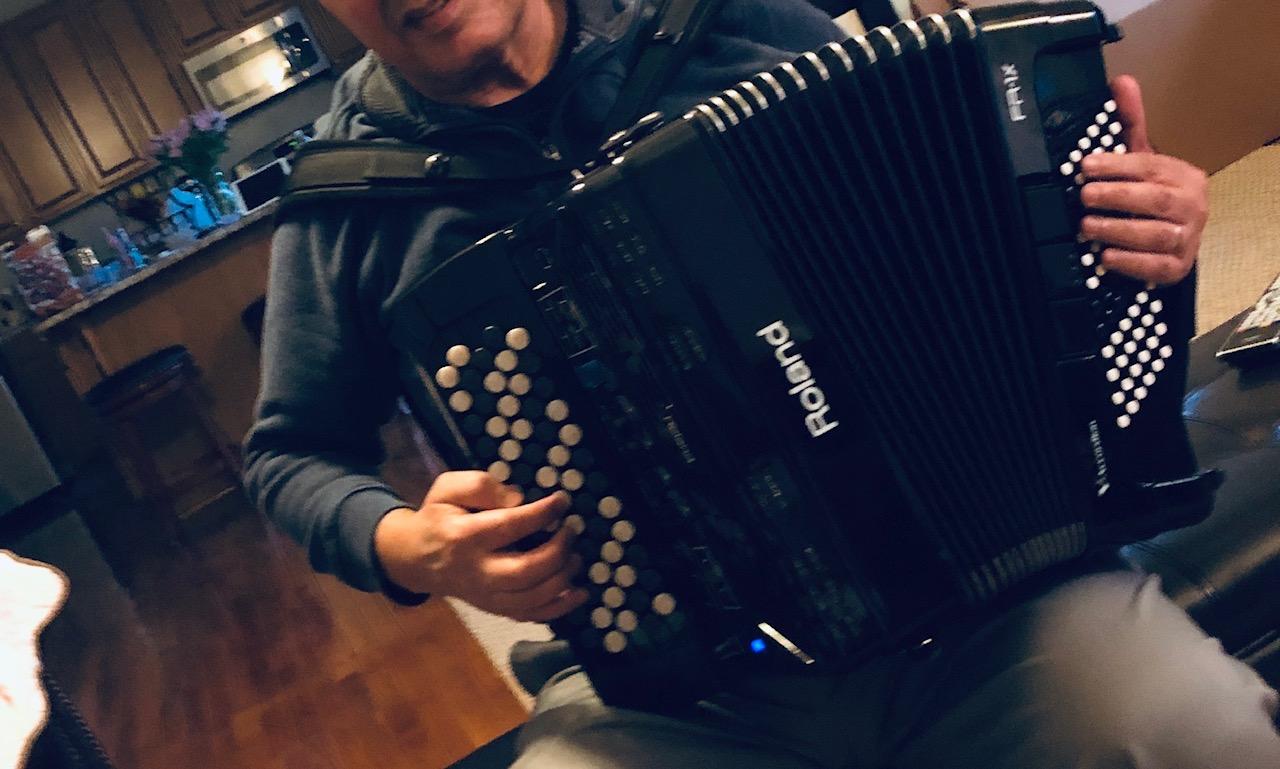 Roland FR-1XB Premium V-Accordion Lite with 62 Buttons and Speakers, Black customer photo 1