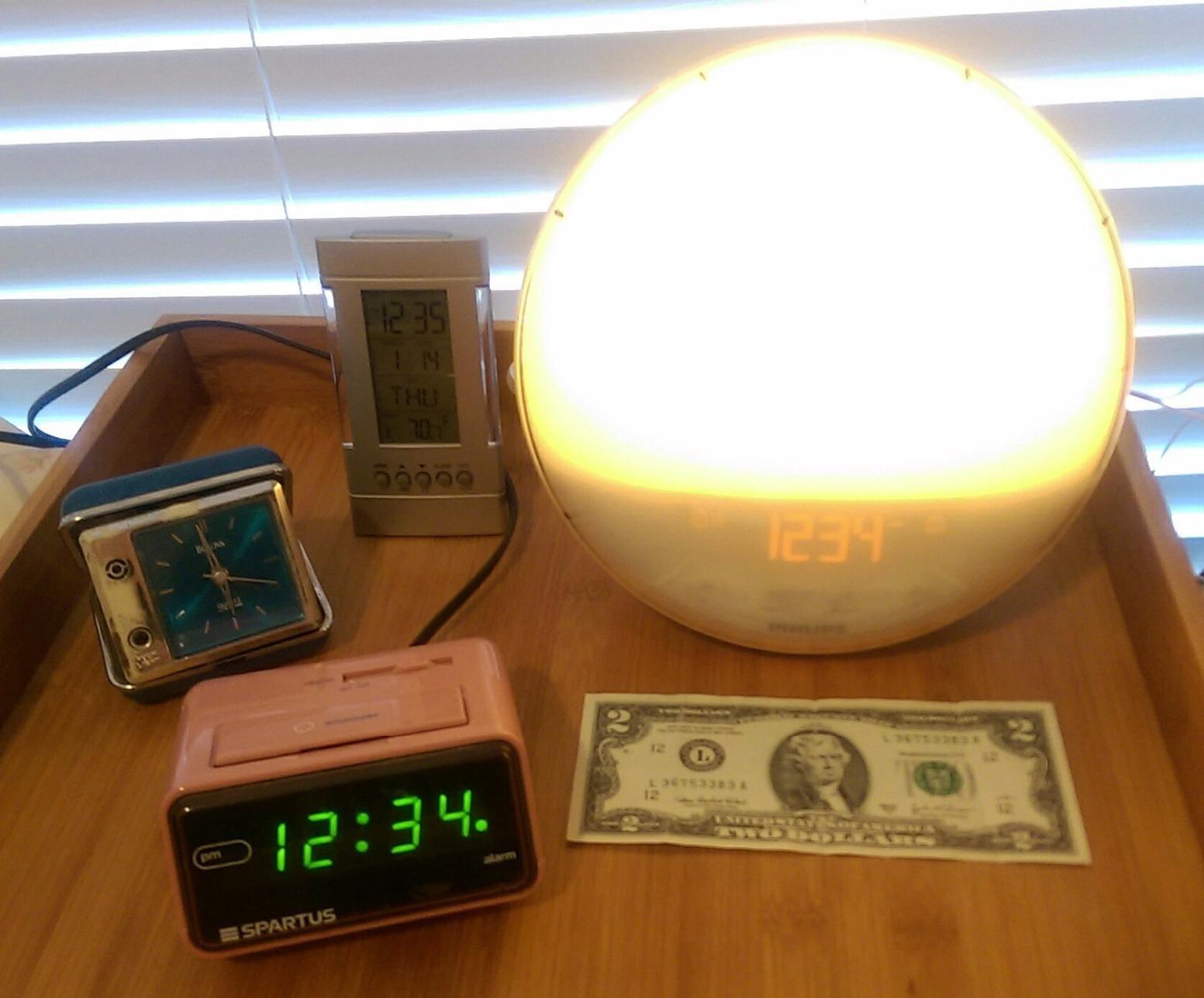 Philips SmartSleep Wake-up Light, Colored Sunrise and Sunset Simulation, 5 Natural Sounds, FM Radio & Reading Lamp, Tap Snooze, HF3520/60 customer photo 1