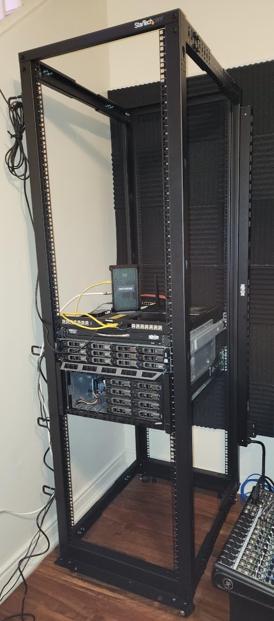 StarTech 42U 4-Post Open Frame Rack, 19in, 22-40in, 1323lb/600kg customer photo 2