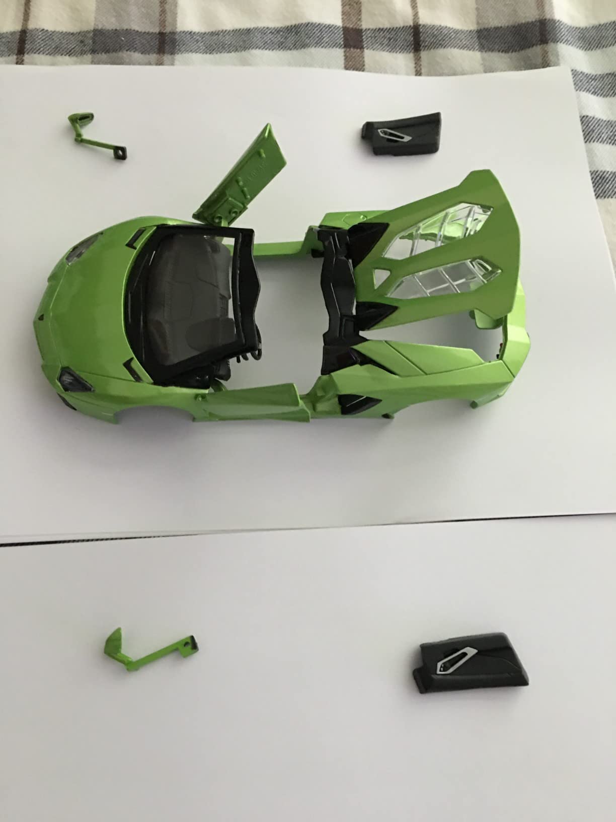 Maisto Assembly Line Lamborghini Aventador Roadster Die Cast Model Kit (1:24 Scale) (39124) customer photo 1