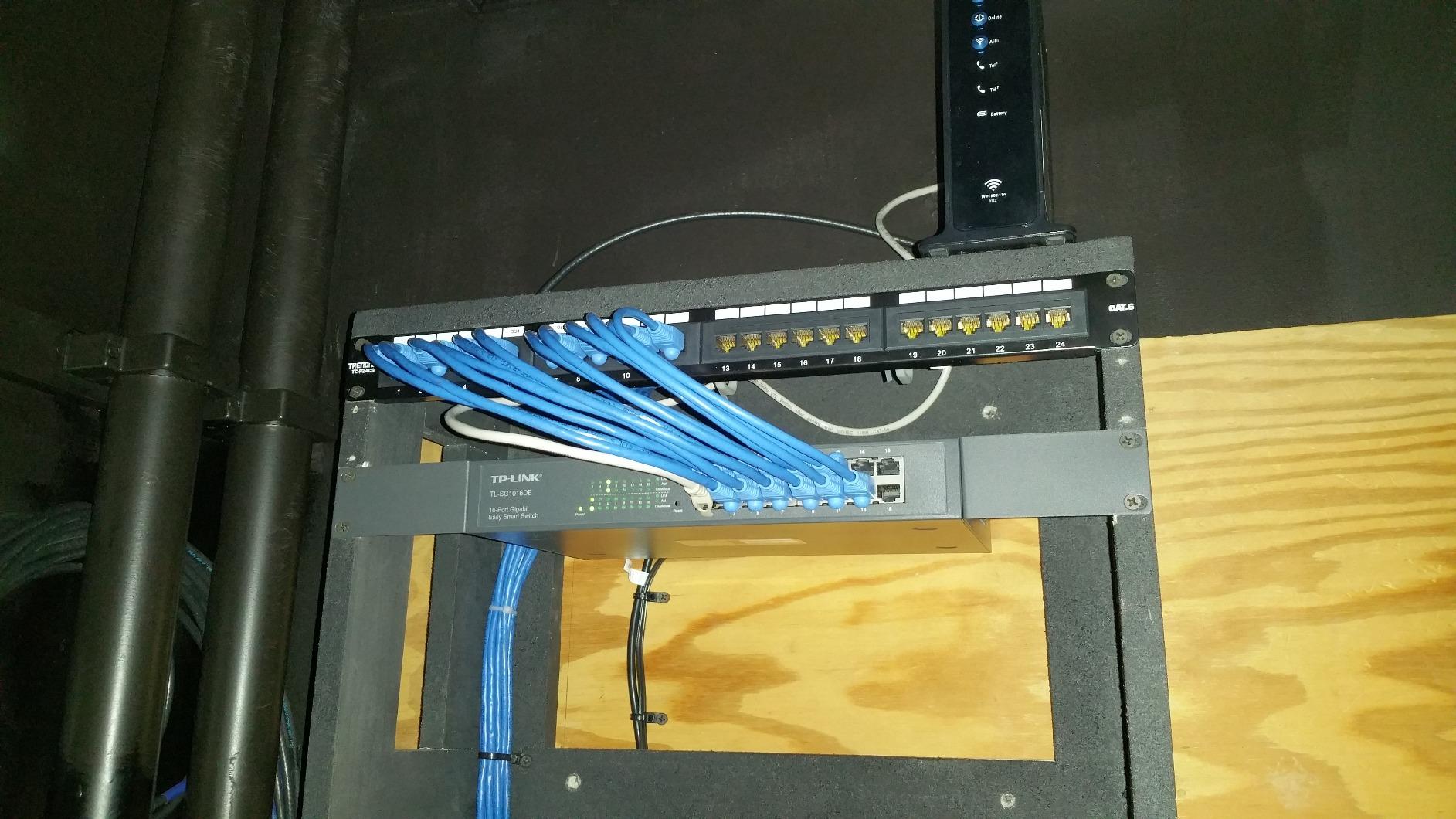 TP-Link TL-SG1016DE, 16 Port Gigabit Easy Smart Managed Switch customer photo 1