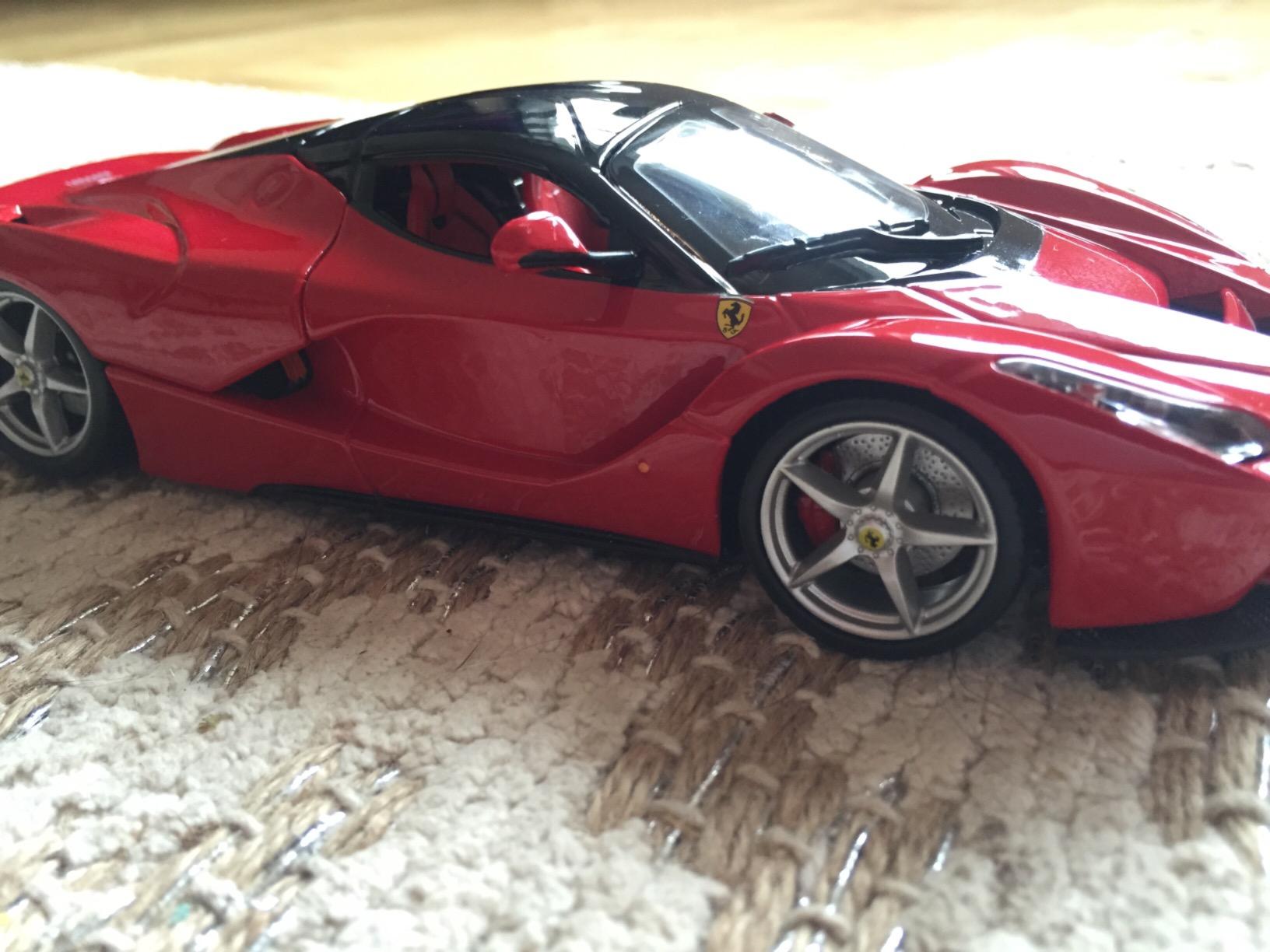 Bburago Ferrari Race and Play LaFerrari 1/24 Scale Diecast Model Vehicle Red customer photo 2