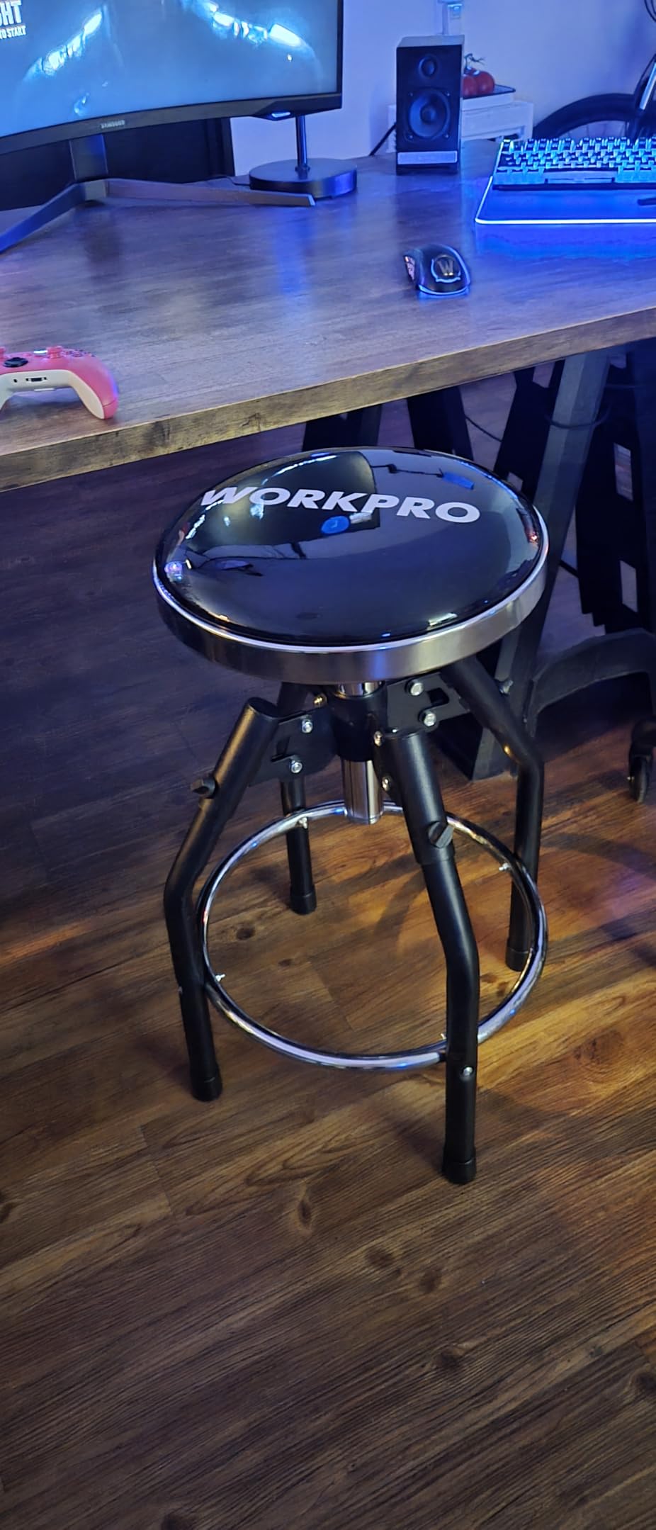 WORKPRO Heavy Duty Adjustable Hydraulic Shop Stool,Garage Bar Stool, 29in to 33.86in, 330-Pound Capacity, Black customer photo 1