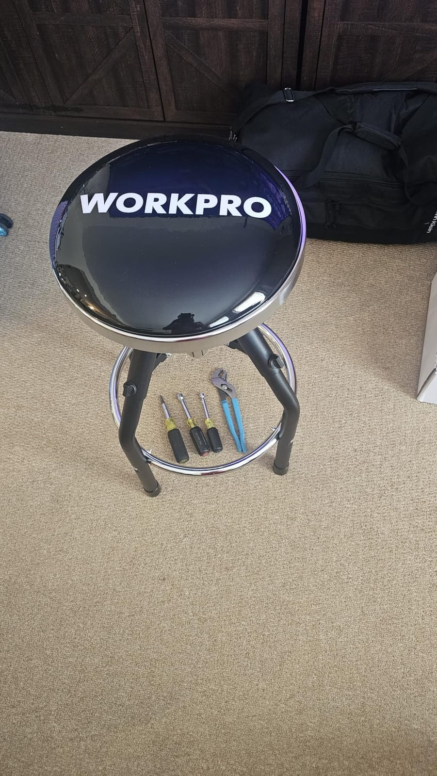 WORKPRO Heavy Duty Adjustable Hydraulic Shop Stool,Garage Bar Stool, 29in to 33.86in, 330-Pound Capacity, Black customer photo 2