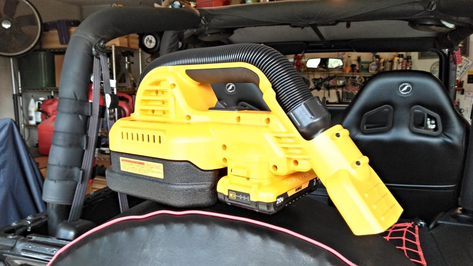 DEWALT 20V MAX Hand Vacuum, Cordless, for Wet or Dry Surfaces, 1/2-Gallon Tank, Washable Filter, Portable, Bare Tool Only (DCV517B) customer photo 1