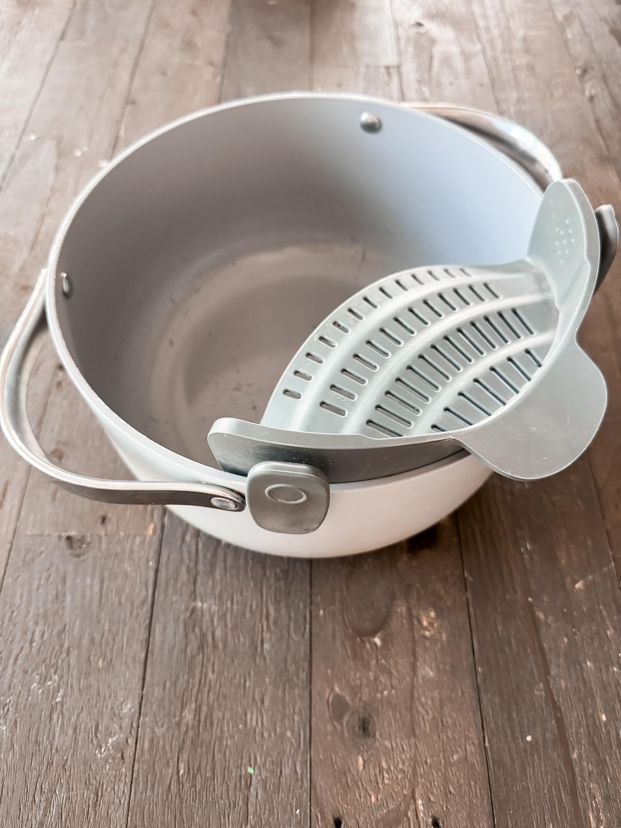 Kitchen Gizmo Snap N' Strain - Silicone Pasta Strainer Clip-On for Pots and Pans - Heat Resistant Colander for Vegetables and Noodles - Kitchen Gadgets for Cooking - Space-Saving Design - Gray customer photo 1