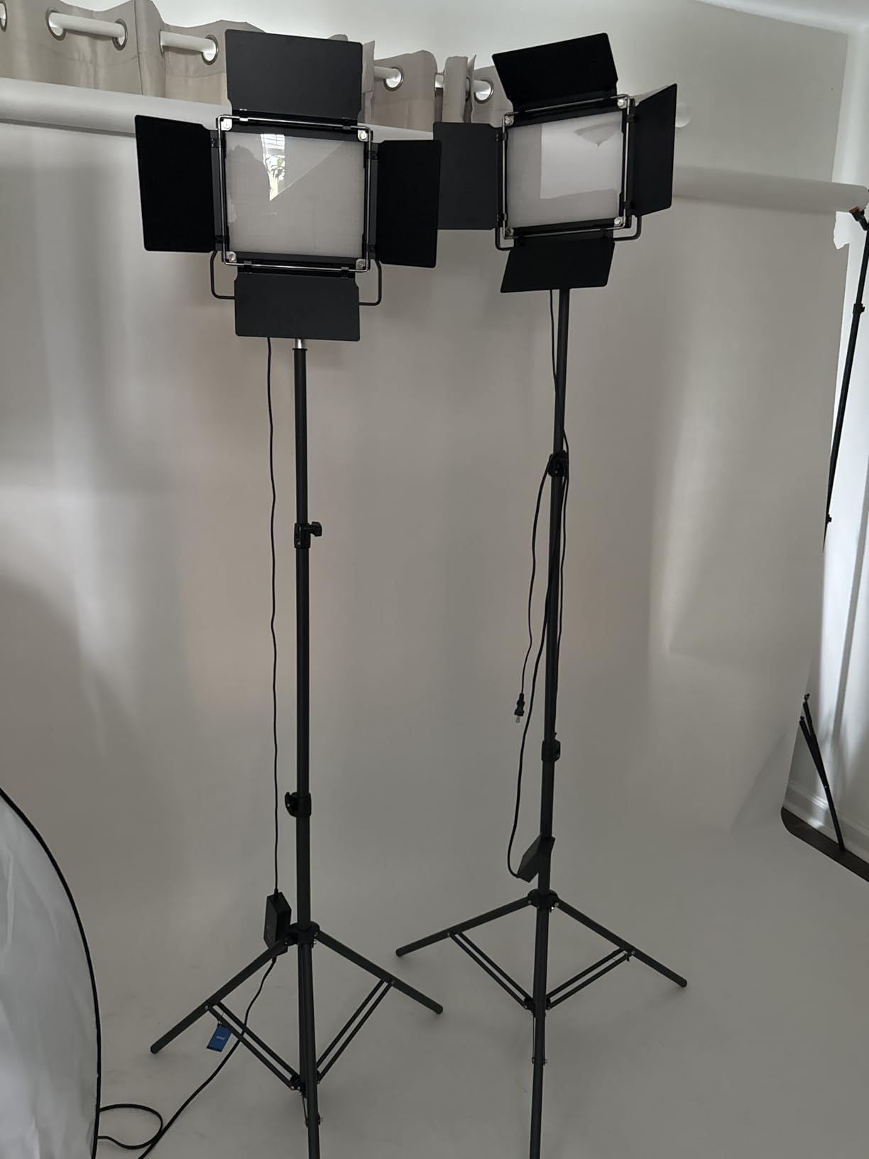 NEEWER 2 Pack Bi Color 660 LED Video Light and Stand Kit: (2) 3200-5600K CRI 96+ Dimmable Light with U Bracket and Barndoor, (2) 75 inches Light Stand for Studio Photography, Video Recording (Black) customer photo 1