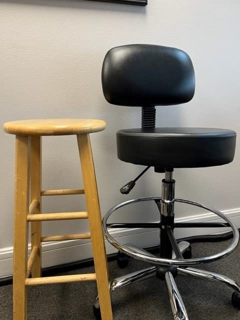 Amazon Basics Multi-Purpose Adjustable Drafting Spa Bar Stool with Sturdy Foot Rest, Back Support Cushion, 360° Swivel and Wheels, Black customer photo 1