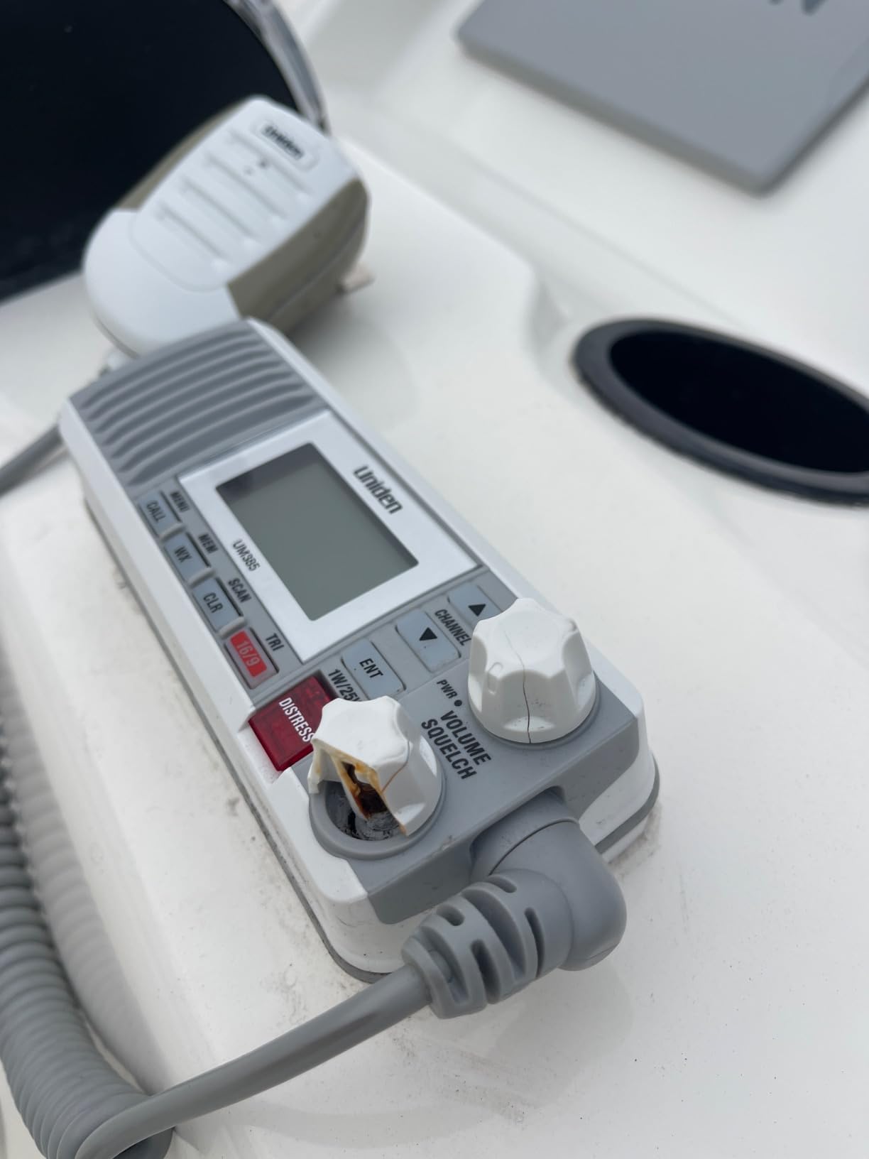 Uniden UM385 25 Watt Fixed Mount Marine Vhf Radio, Waterproof IPX4 with Triple Watch, Dsc, Emergency/Noaa Weather Alert, All Usa/International/Canadian Marine Channels, Memory Channel Scan, White customer photo 2