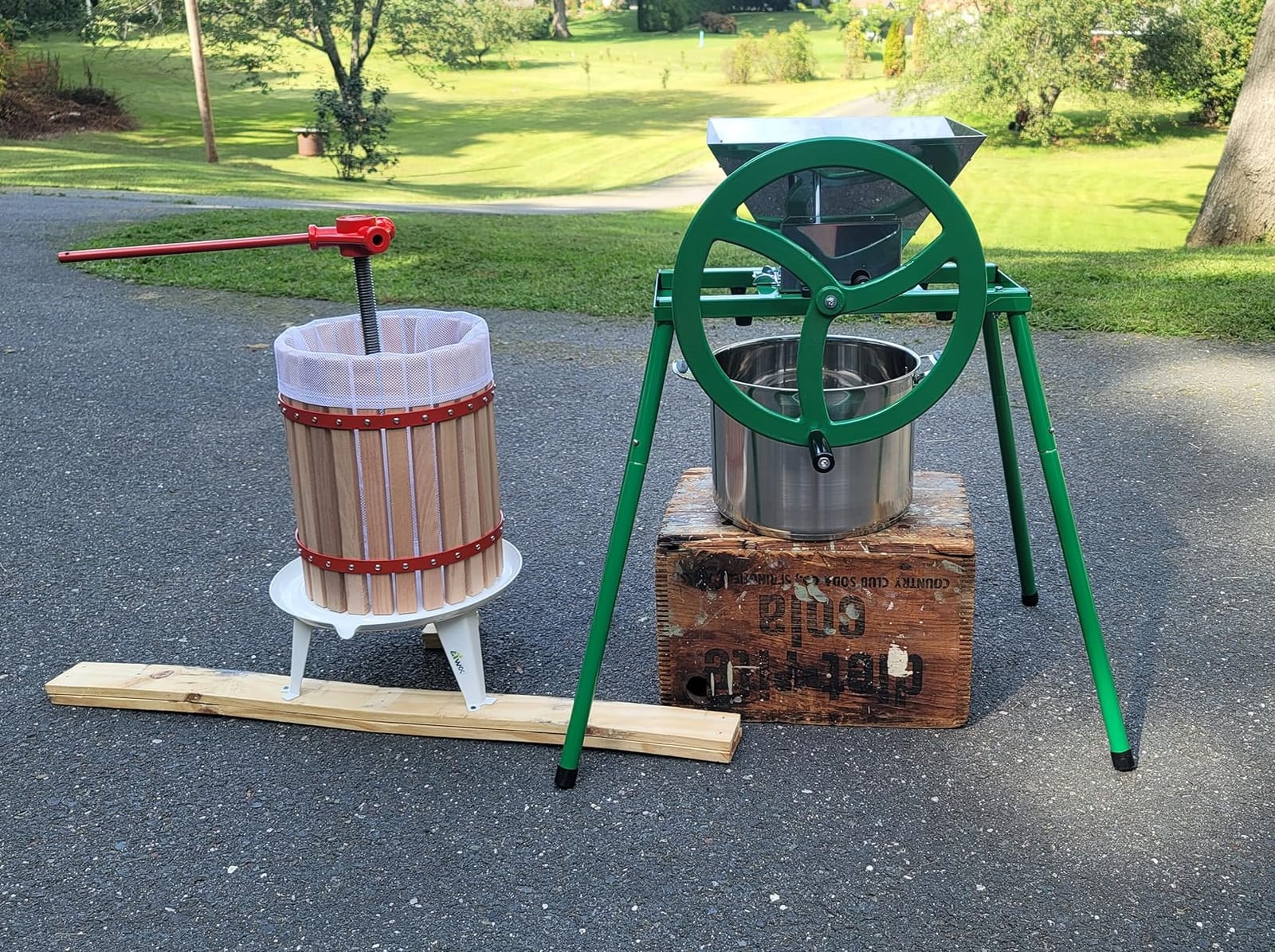 4.75 Gallon Fruit and Wine Press, Manual Cider Juice Maker with Solid Beech Wood Basket & Heavy-Duty Stand for Apples, Grapes, Berries customer photo 1