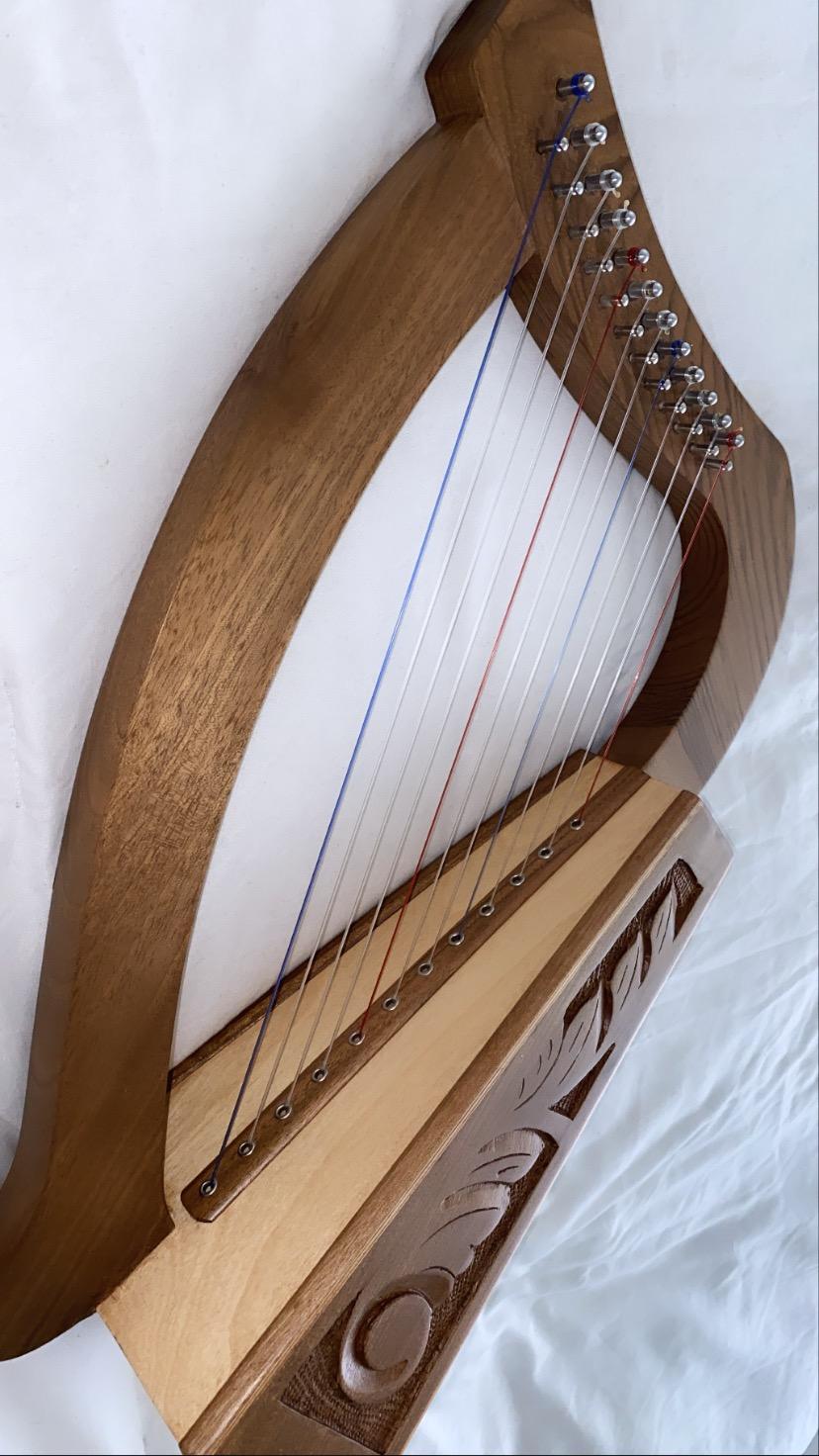 Roosebeck Baby Harp 12 String Walnut + Extra String Set & Tuning Tool customer photo 1