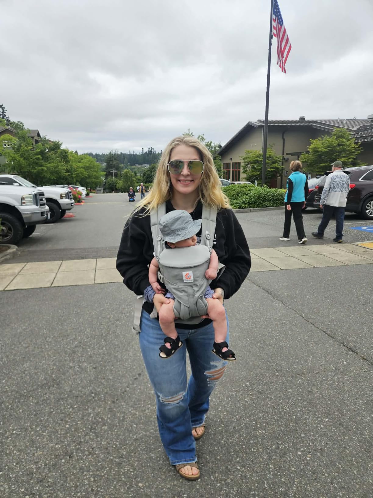 Ergobaby Omni Classic Baby Carrier for Newborn to Toddlers 0-48 Months | 4-Position Breathable Mesh Baby Carrier with Ergonomic Support, Fits 7-45 lbs, Pearl Grey customer photo 1