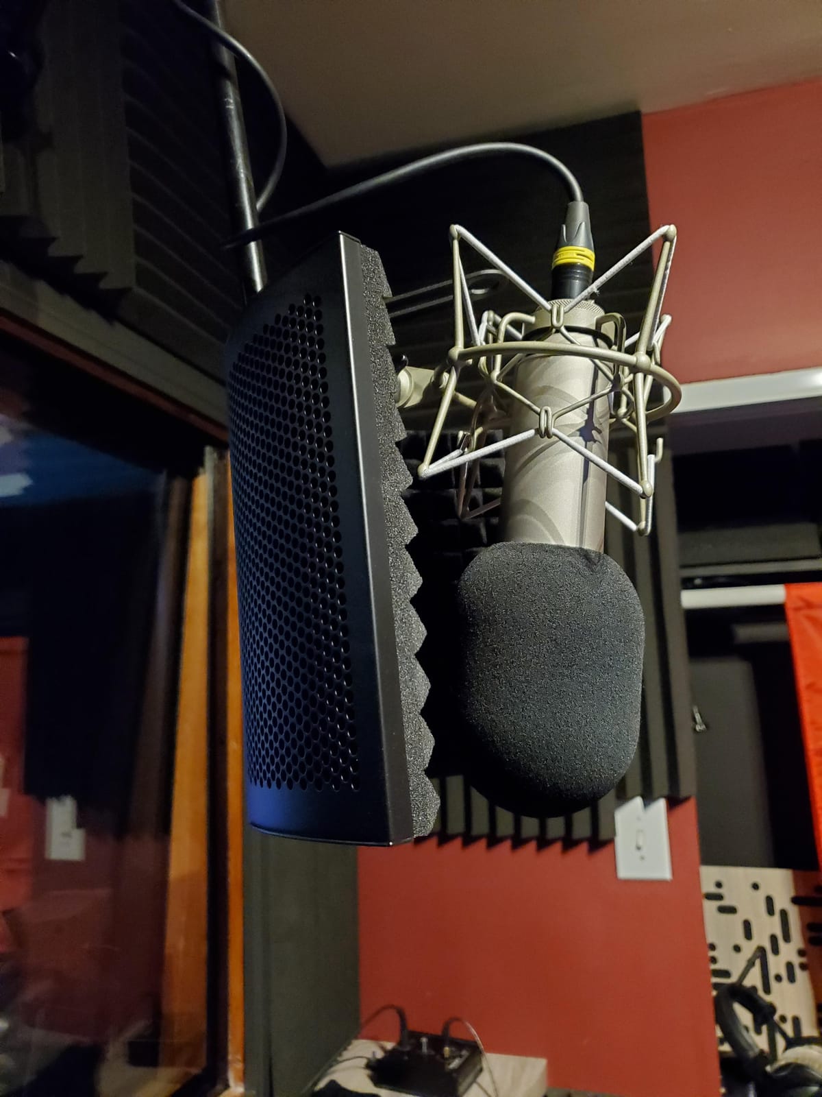 Aokeo Professional Studio Recording Microphone Isolation Shield,Suitable for Blue Yeti and Any Condenser Microphone Recording Equipment(AO-403) customer photo 1