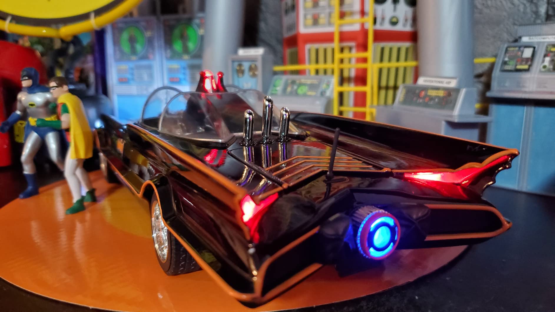 Jada DC Comics 1:18 1966 Classic TV Series Batmobile Light-Up Die-cast Car with 3