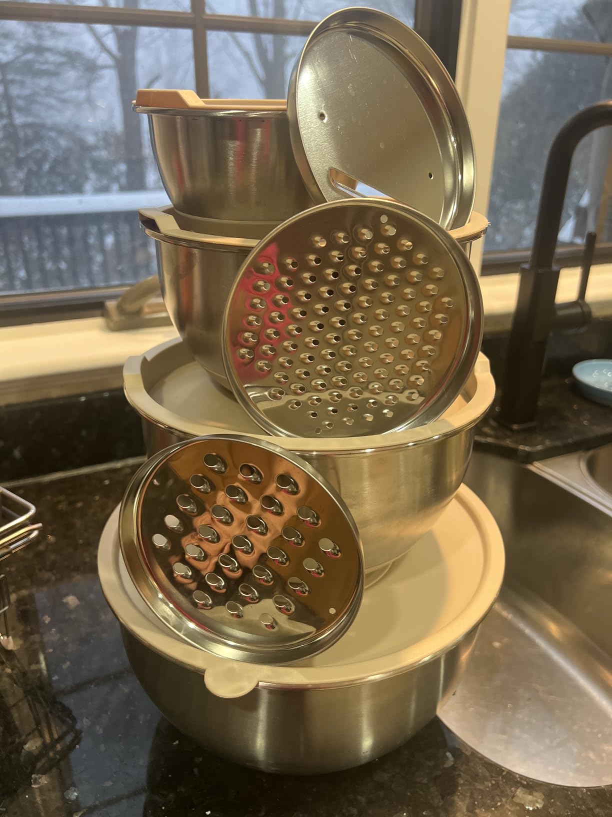 Wildone Mixing Bowls with Airtight Lids Set, 5PCS Stainless Steel Nesting Bowls for Kitchen, with Grater Attachments & Non-Slip Bottoms, Size 5, 3, 2, 1.5, 0.63 QT, Great for Mixing & Serving customer photo 1
