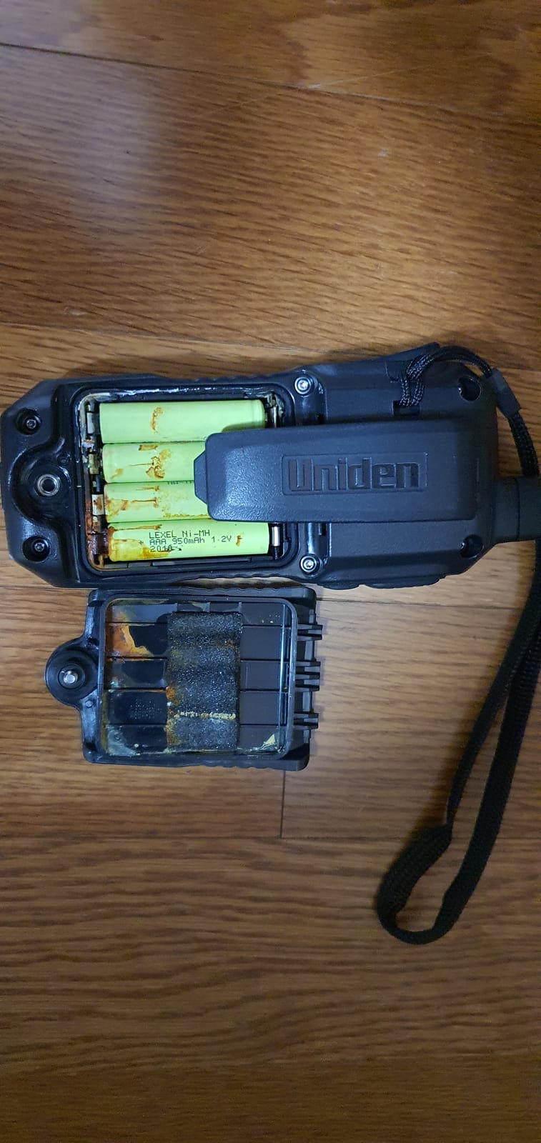 Uniden Atlantis 155 Handheld Two-Way VHF Marine Radio, Floating IPX8 Submersible Waterproof, Dual-Color Screen, All USA/International/Canadian Marine Channels, NOAA Weather Alert, 10 Hour Battery customer photo 1