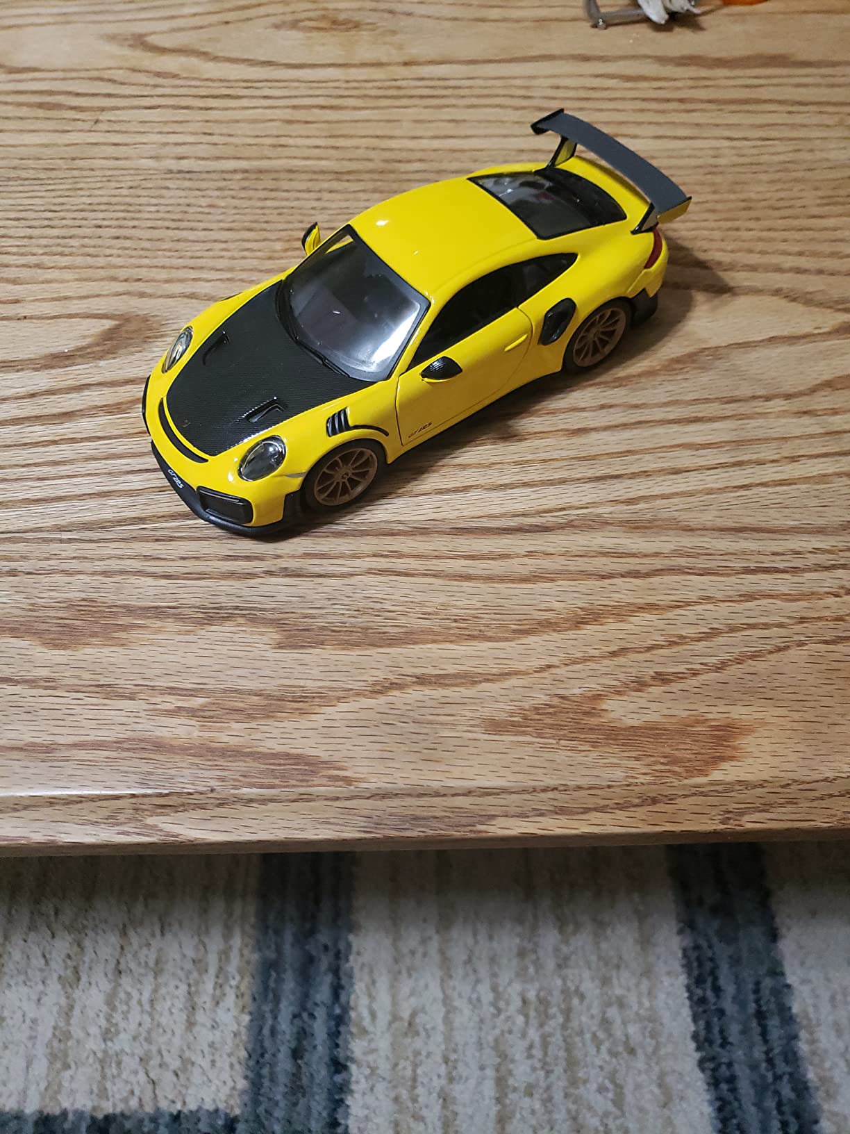 Maisto Porsche 911 GT2 RS Yellow with Carbon Hood and Gold Wheels Special Edition 1/24 Diecast Model Car customer photo 2
