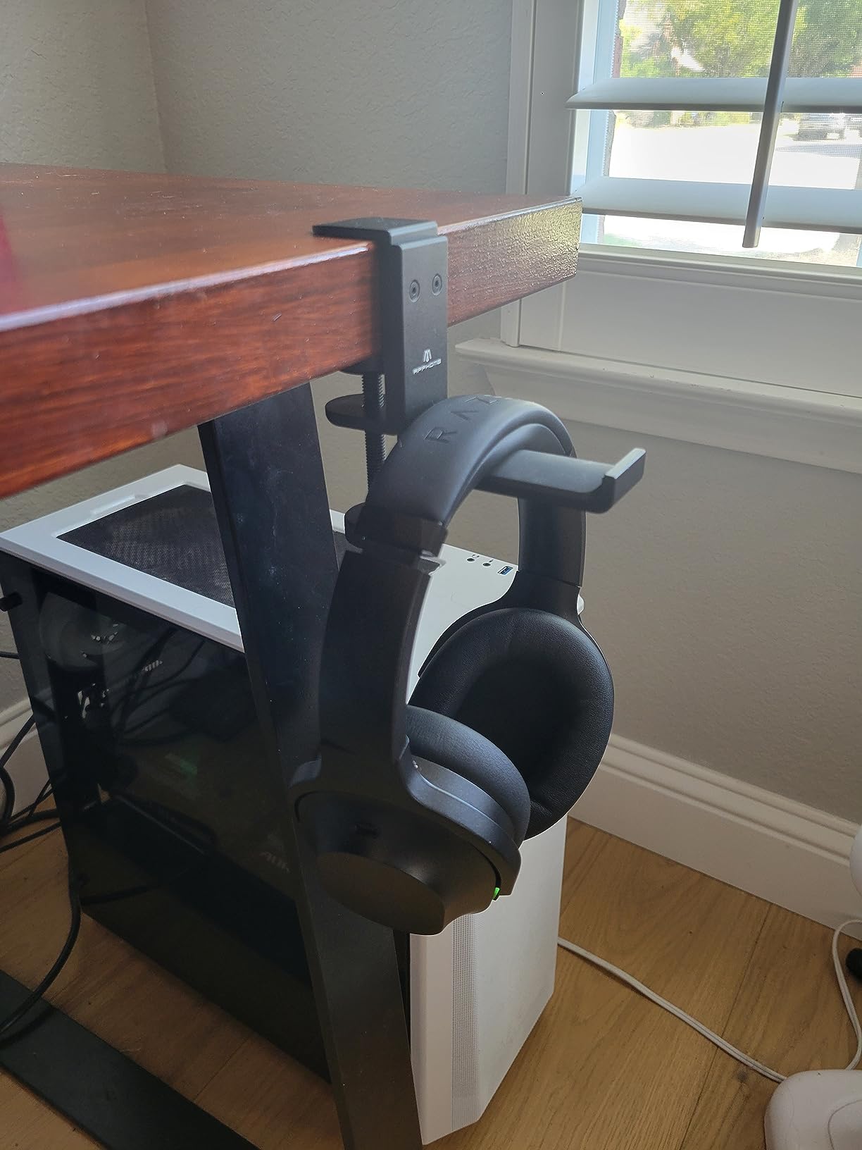 New Foldable Headphone Stand Hanger Holder Aluminum Headset Soundbar Stand Clamp Hook Under Desk Space Save Mount, Universal Fit Gaming Headphones, Black customer photo 1
