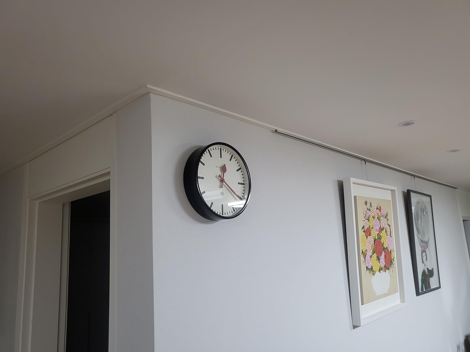 NEWGATE® Luggage wall Clock | Modern Retro Metal Station Clock | 12