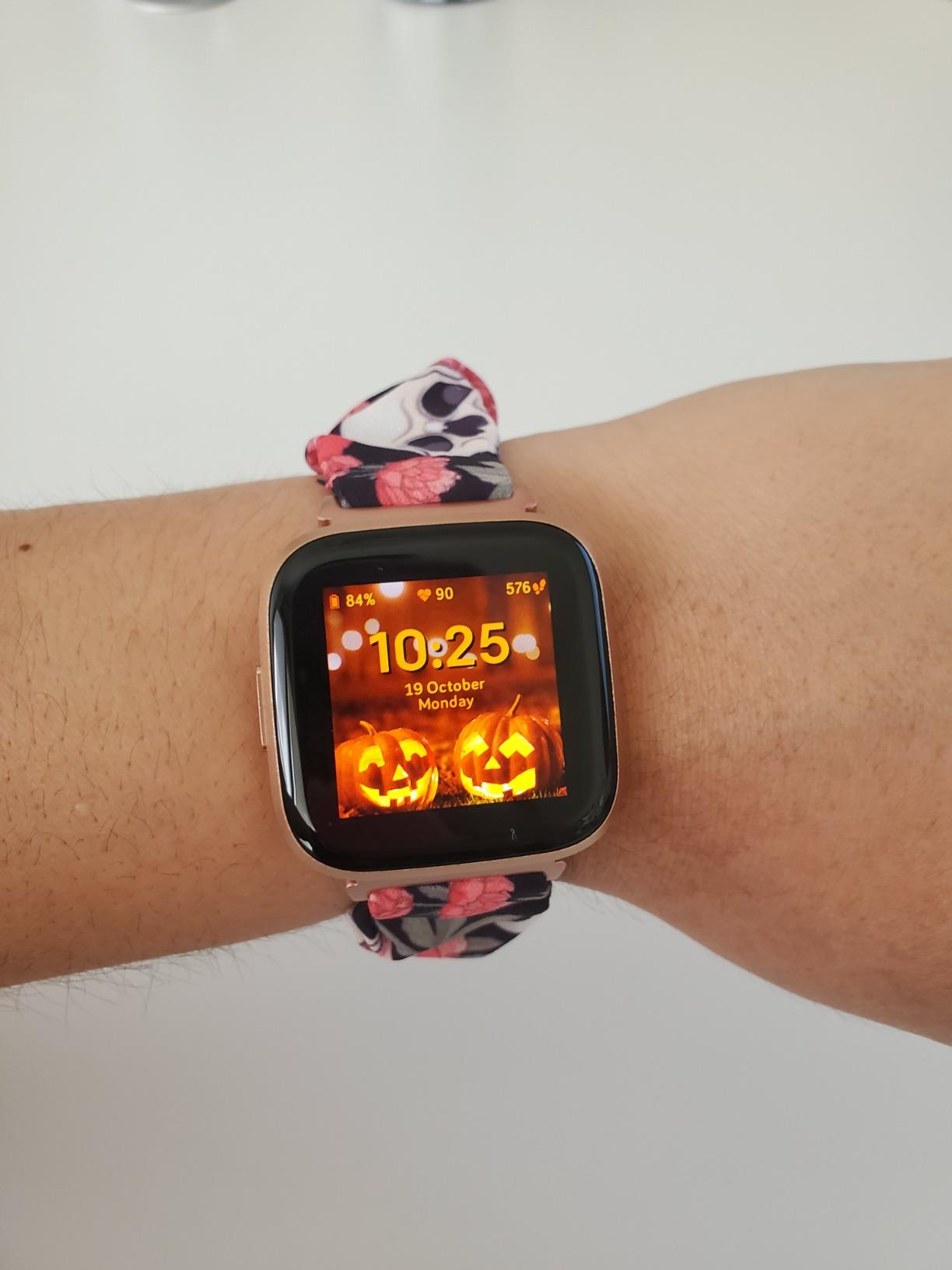 Fitbit Versa 2 Health and Fitness Smartwatch with Heart Rate, Music, Alexa Built-in, Sleep and Swim Tracking, Bordeaux/Copper Rose, One Size (S and L Bands Included) customer photo 1