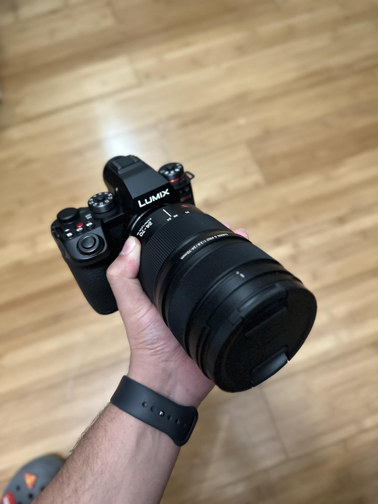 Panasonic Lumix S Pro 24-70mm F2.8 L-Mount Interchangeable Lens for Lumix S Series Full-Frame Digital Cameras - S-E2470 (USA) customer photo 2