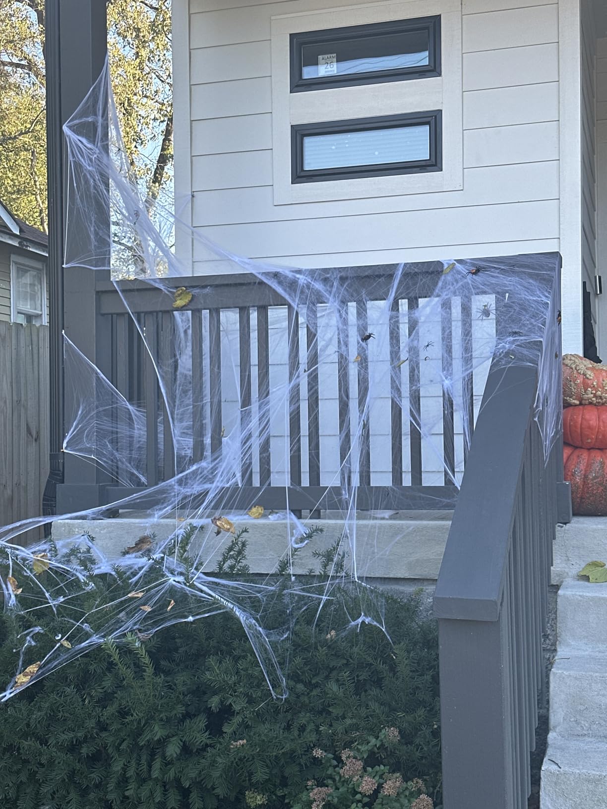 ZPISF 1400 sqft Halloween Spider Webs Decorations with 150 Extra Fake Spiders, Super Stretchy Cobwebs for Halloween Decor Indoor and Outdoor customer photo 2