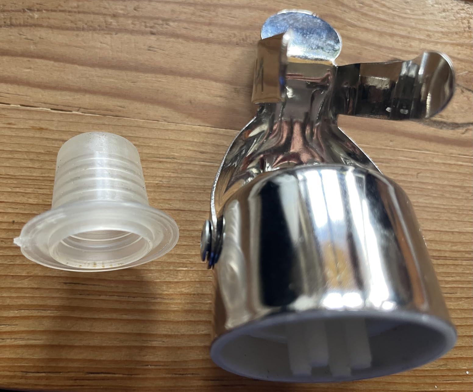 KLOVEO Champagne Stoppers - WAF Patented Seal - Made in Italy customer photo 2