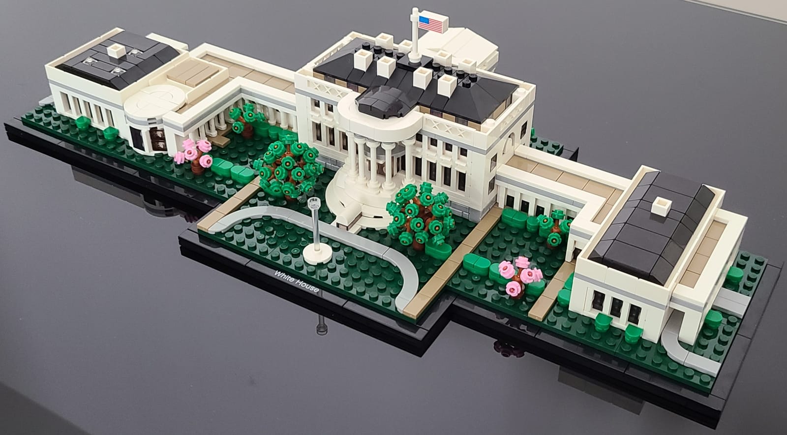 LEGO Architecture Collection: The White House 21054 - Model Building Kit, Creative Set for Adults and Teens, Energizing DIY Project, Iconic Presidential Office, Great Collectible Gift for Father's Day customer photo 2