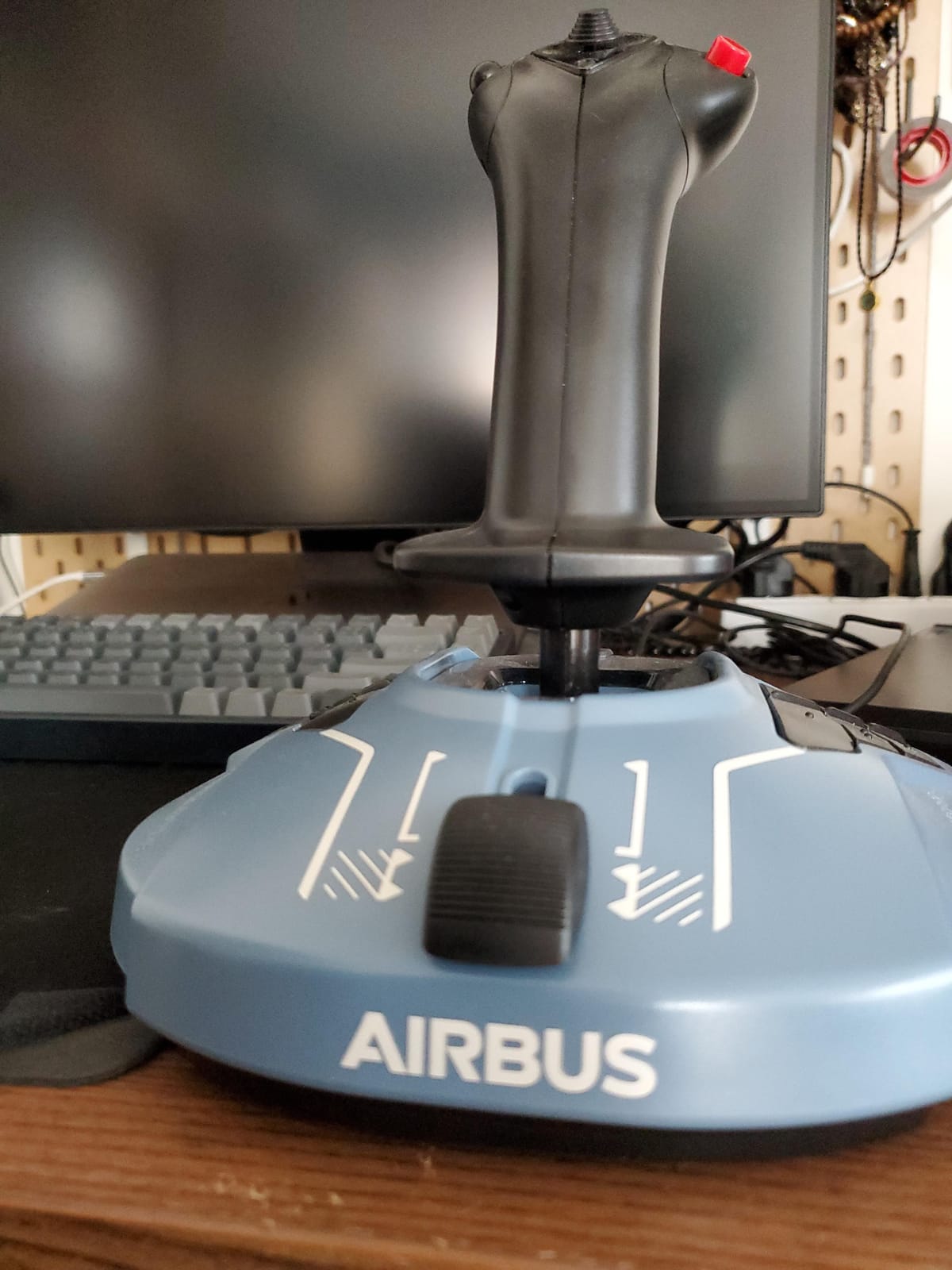 Thrustmaster TCA Quadrant Airbus Edition Flight Sim Throttle - PC | Detents, switches, thrust reversers, 2 axes, 16 buttons, Hall-Effect sensors, linear mode, for realistic cockpit control customer photo 1
