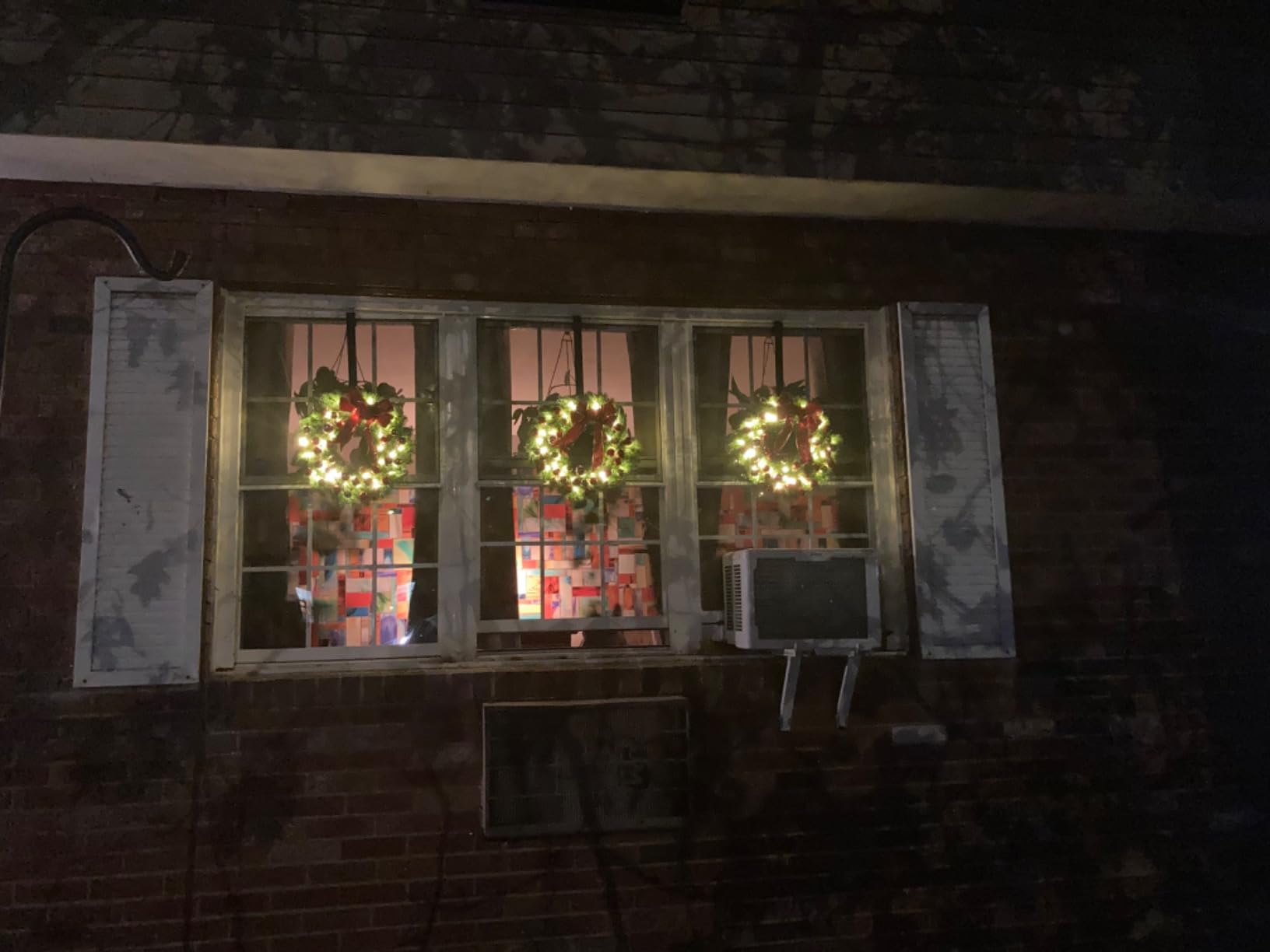 Juegoal 16 Inch Pre-Lit Christmas Wreath with Metal Hanger, Large Red Bow and Colored Balls, Battery Operated with Warm White 40 LEDs Lights, Front Door Spruce Lighted Wreath X-max Decorations customer photo 2
