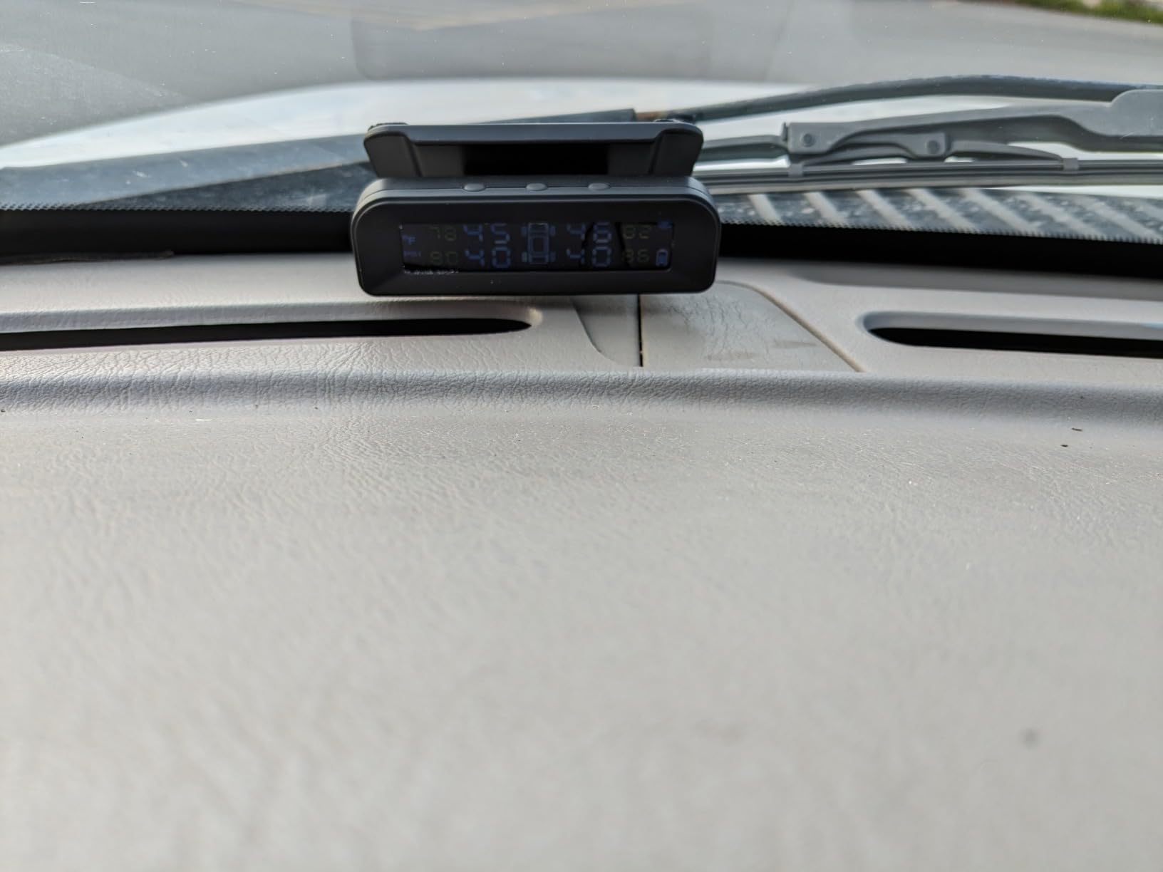 Tire Pressure Monitoring System Wireless Solar TPMS, Tire Pressure Monitor Installed on Windowshield with 4 External Sensors Real-time Display Temperature Pressure 22-87 PSI for Car RV SUV MPV Sedan customer photo 2