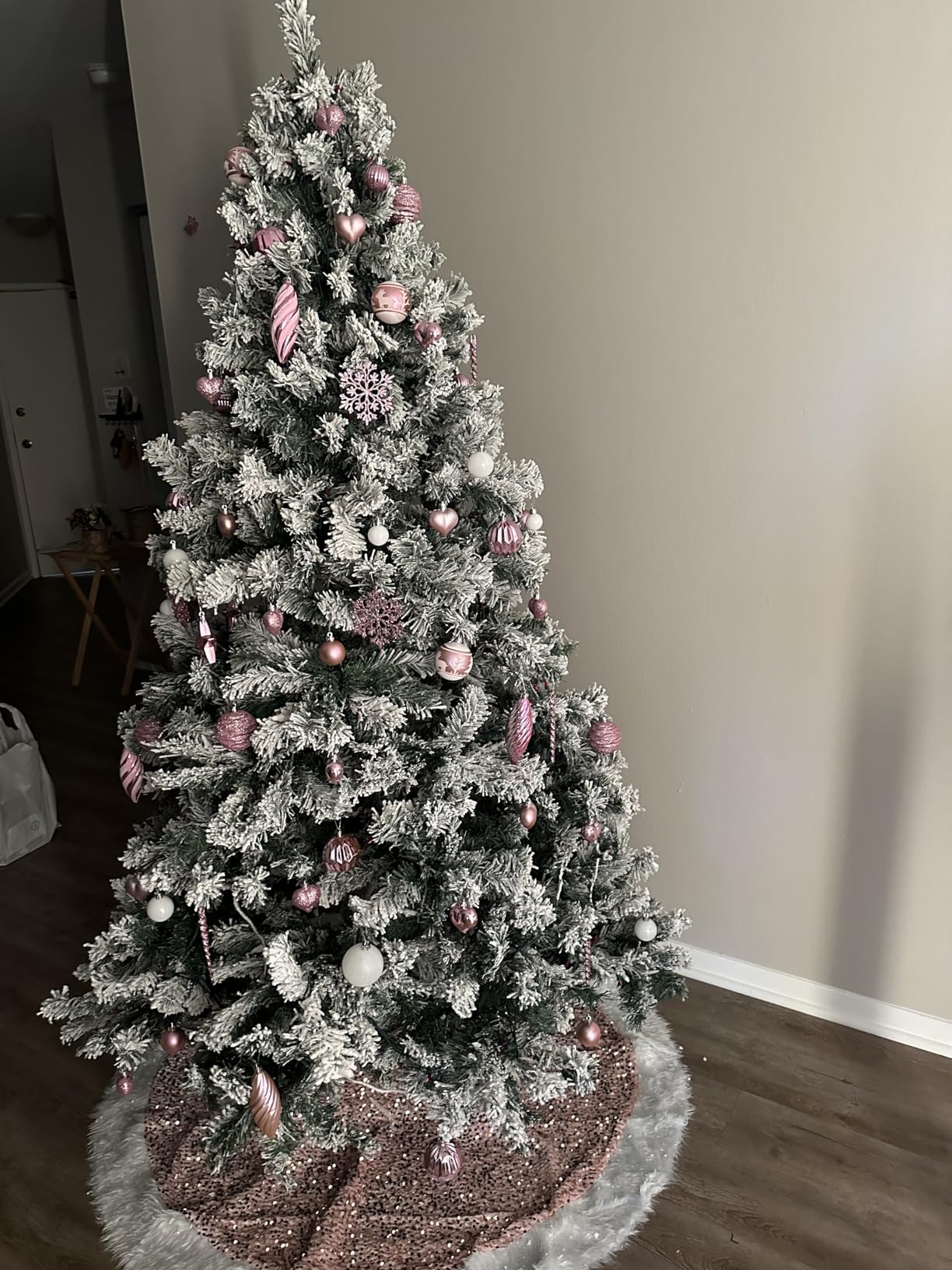 Yaheetech 6ft Pre-Lit Snow Flocked Artificial Christmas Tree, 250 Lights customer photo 2